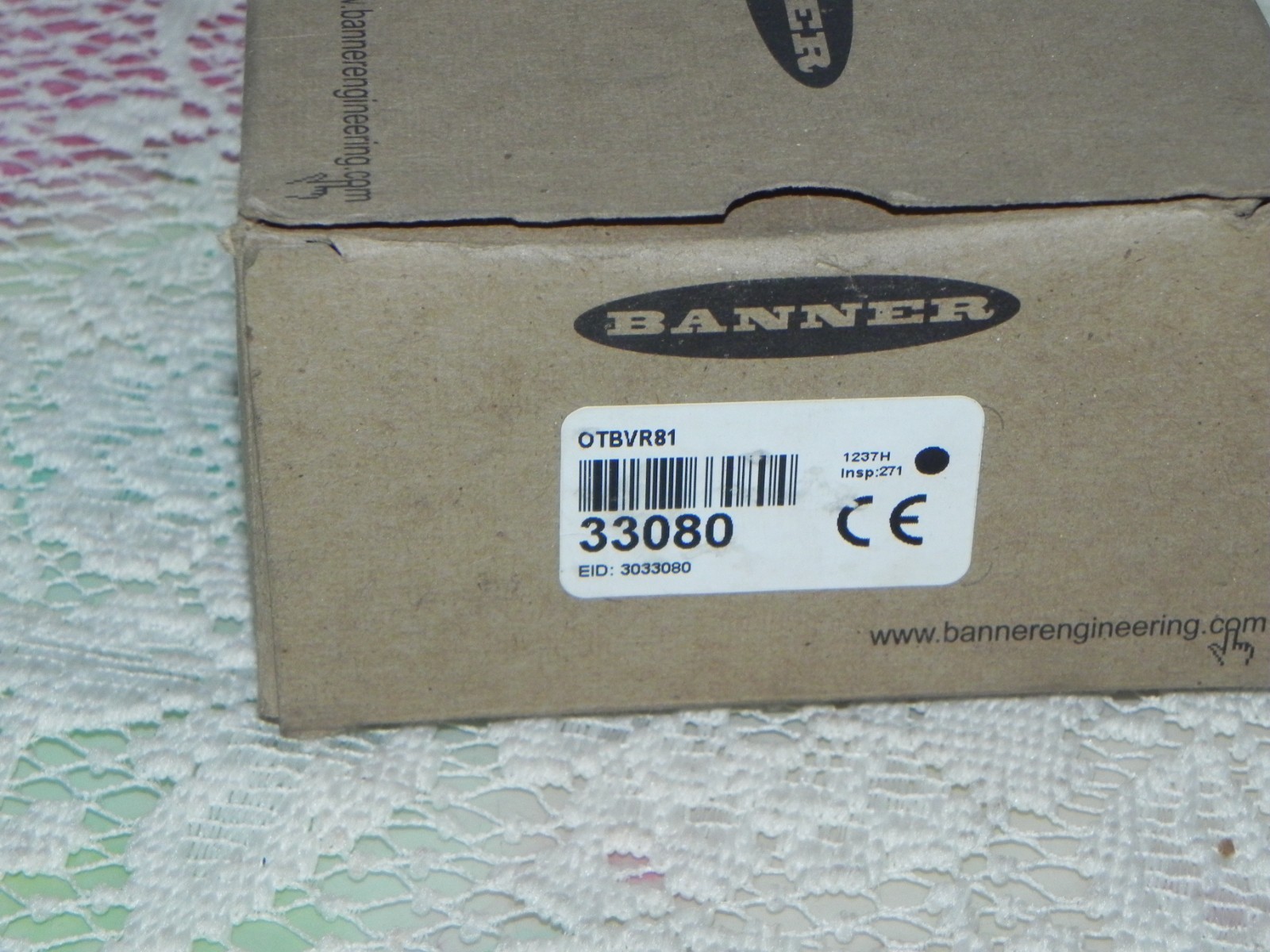 Banner QTBVR81 Photoelectric Switch Activates with Finger in Yoke20–30V AC or DC