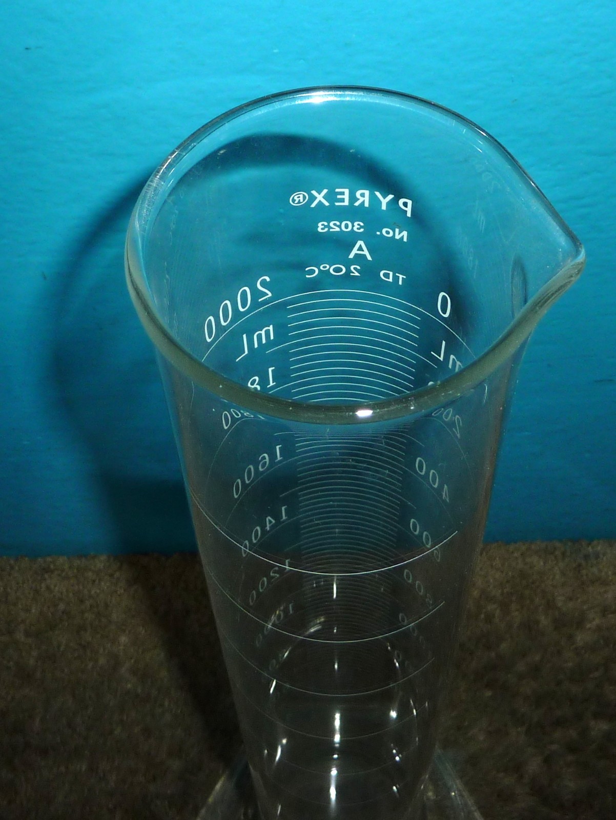 Pyrex No. 3023 2000mL Glass Graduated Cylinder Very Good Condition