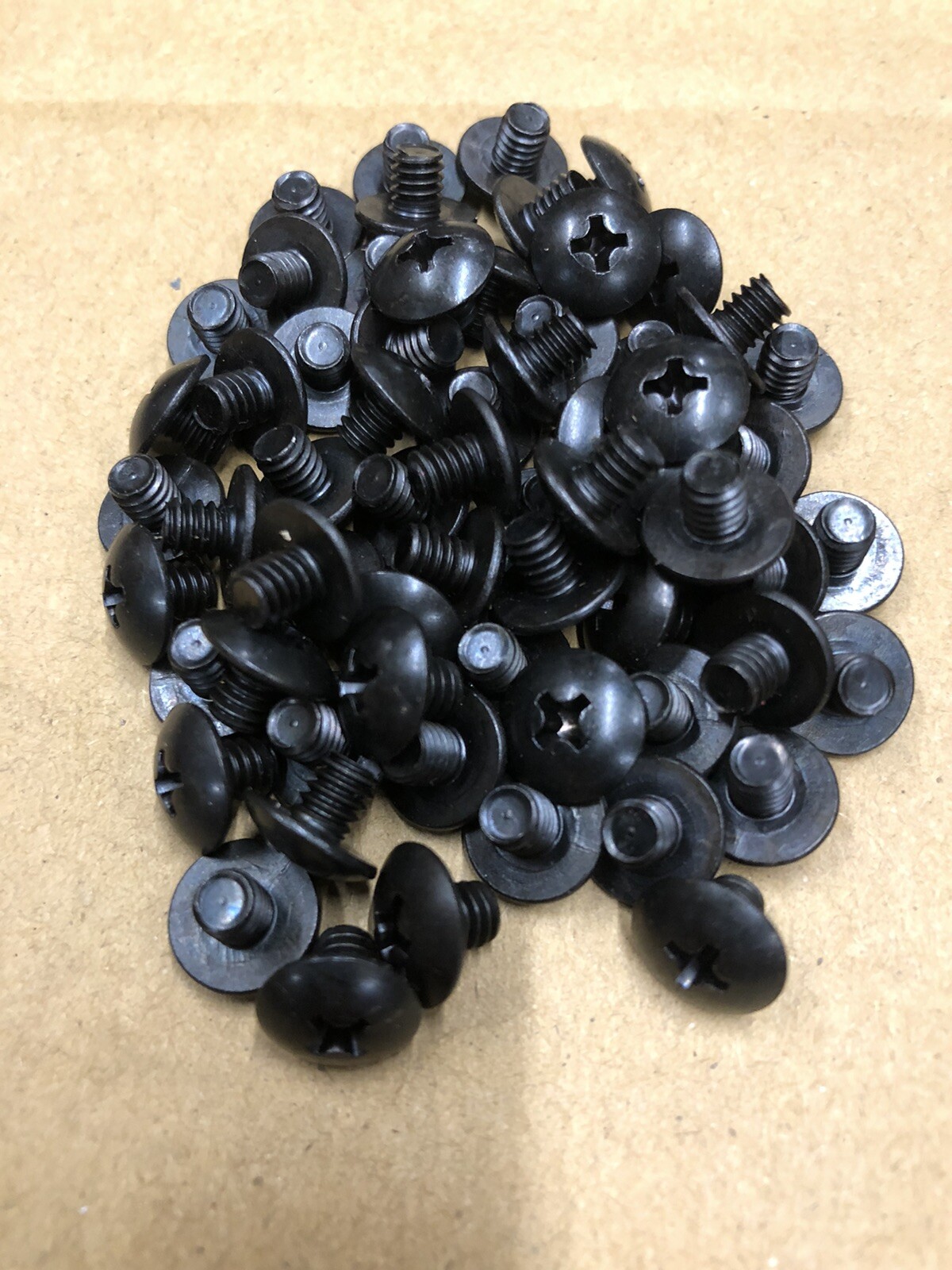 (200) 8-32 X 1/4 Phillips Truss Head Machine Screw Black Oxide Short Wide #8/32