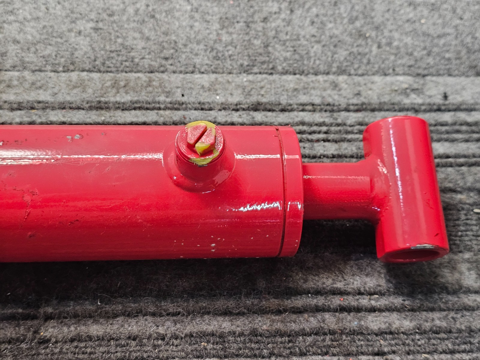 Hydraulic Welded Cylinder 2.89″ OD x 22″ Retracted Length x 1.26″ Rod