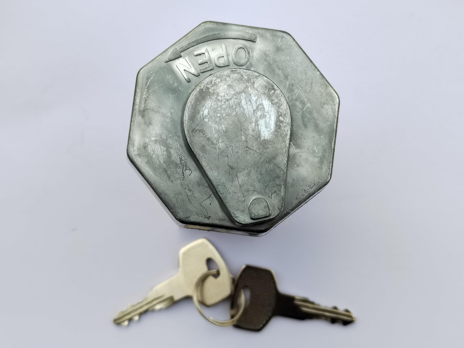 FDONG Fuel Tank Cover,Fuel Tank Cap Zinc Alloy with 2 Keys for Mitsubishi Fus…