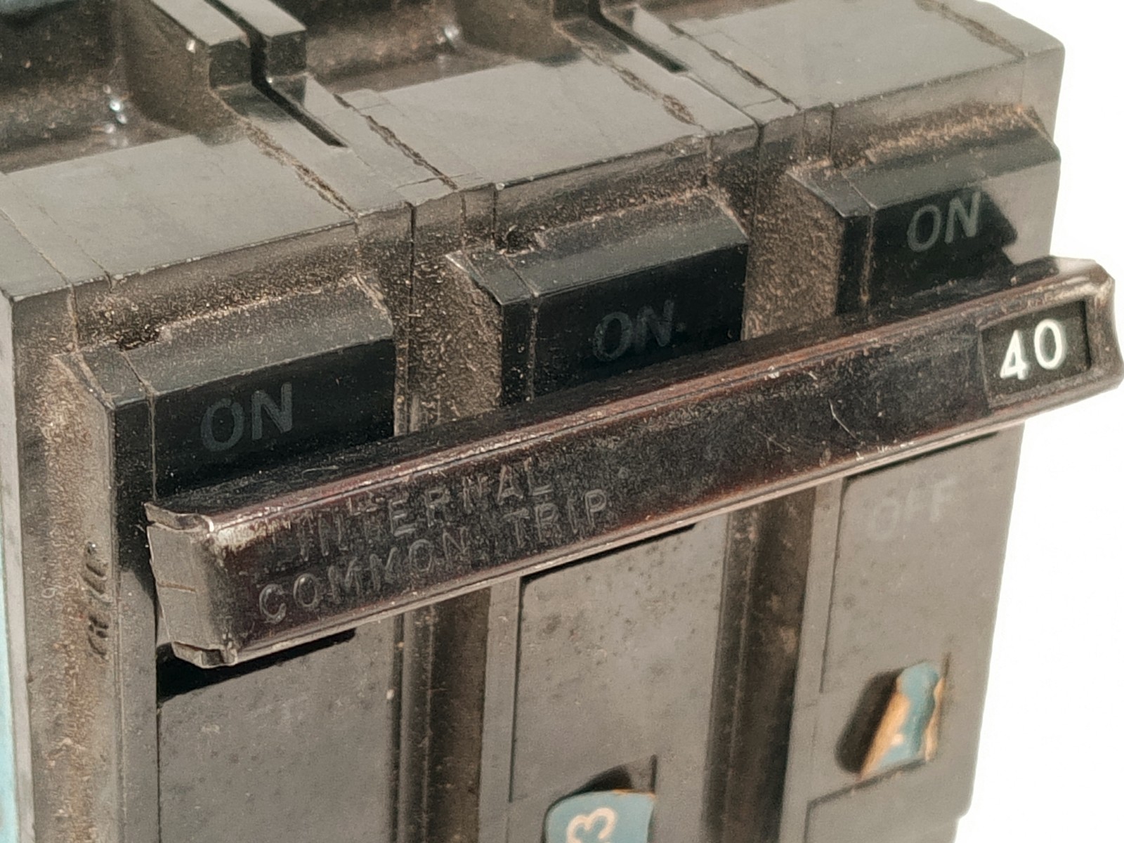GE THQL32040 THQL-AC circuit breaker 40A 240VAC 3 pole common trip