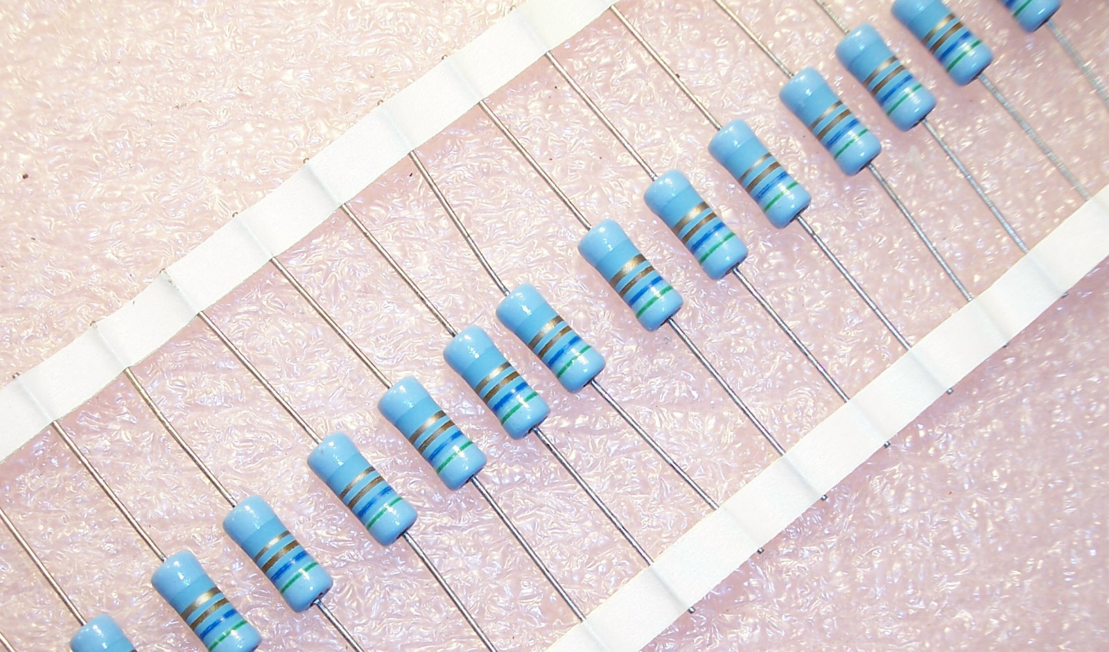 QTY (50) 560 Ohm 2W 5% FLAME PROOF PULSE METAL FILM RESISTORS FP69-561-5% VISHAY