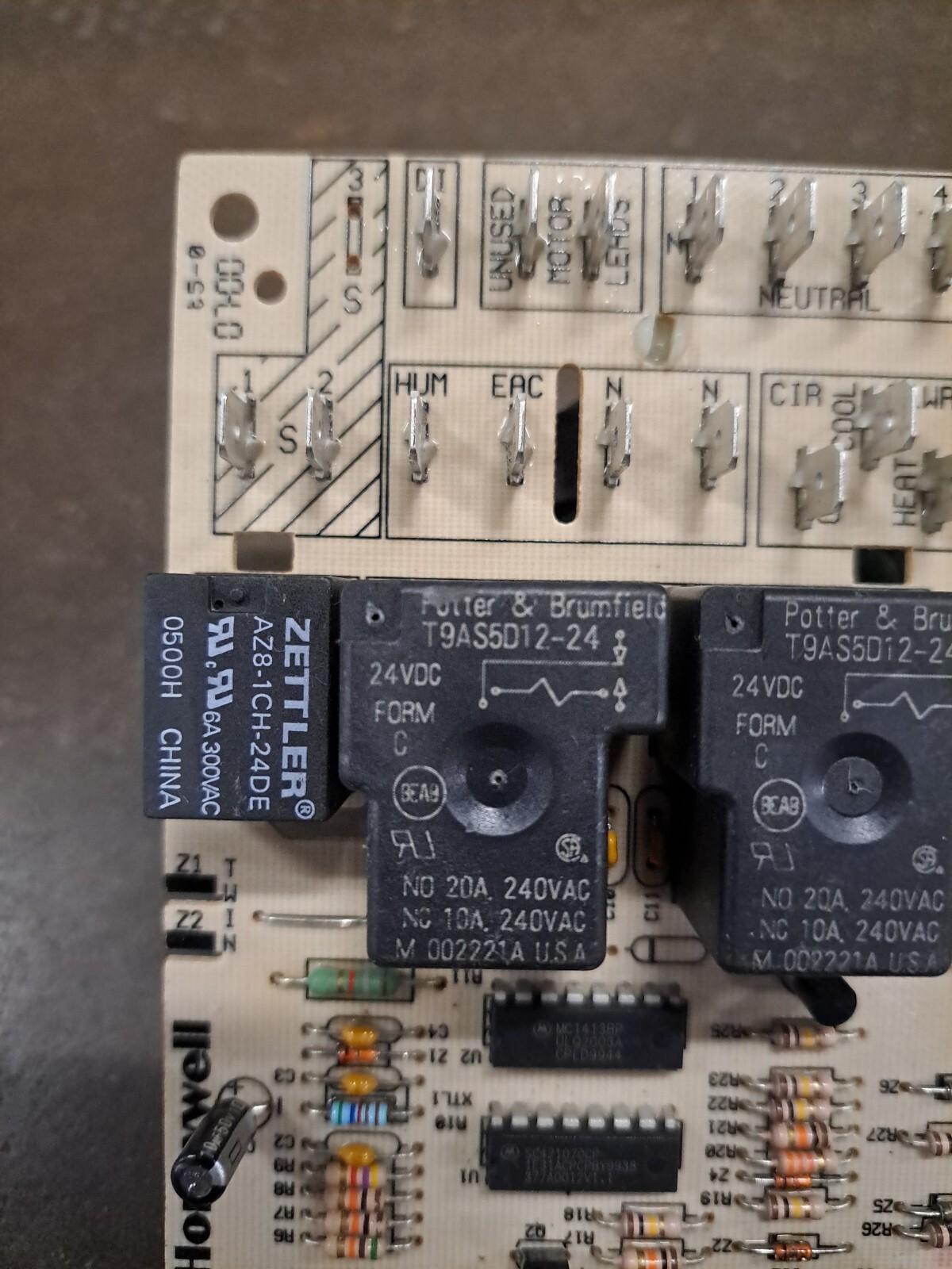 Honeywell ST9120C 4057 Furnace Control Board HQ1011927HW used ST9120C4057