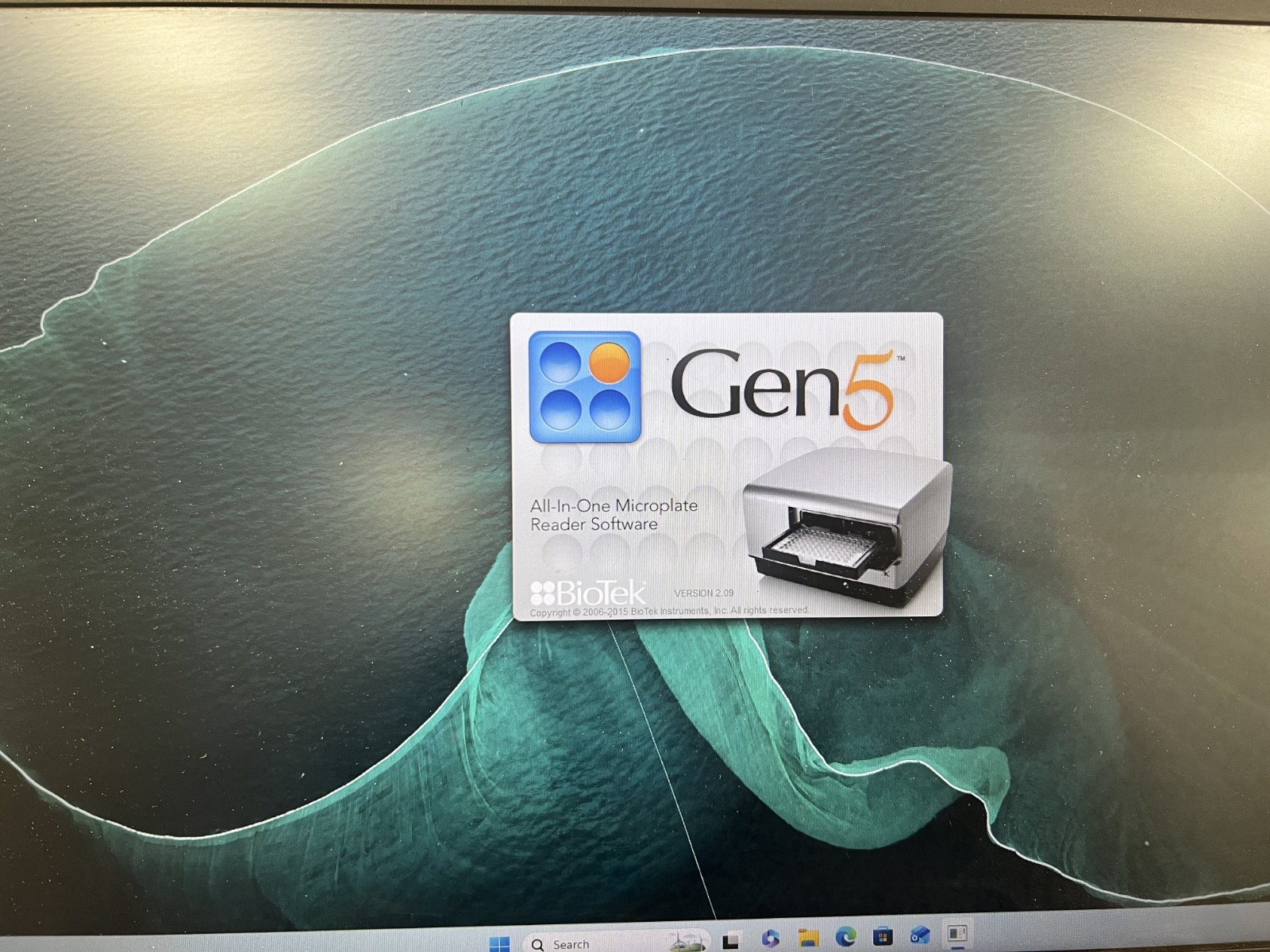 laptop with Agilent Biotek Gen5 IVD 2.09 mircoplate reader software
