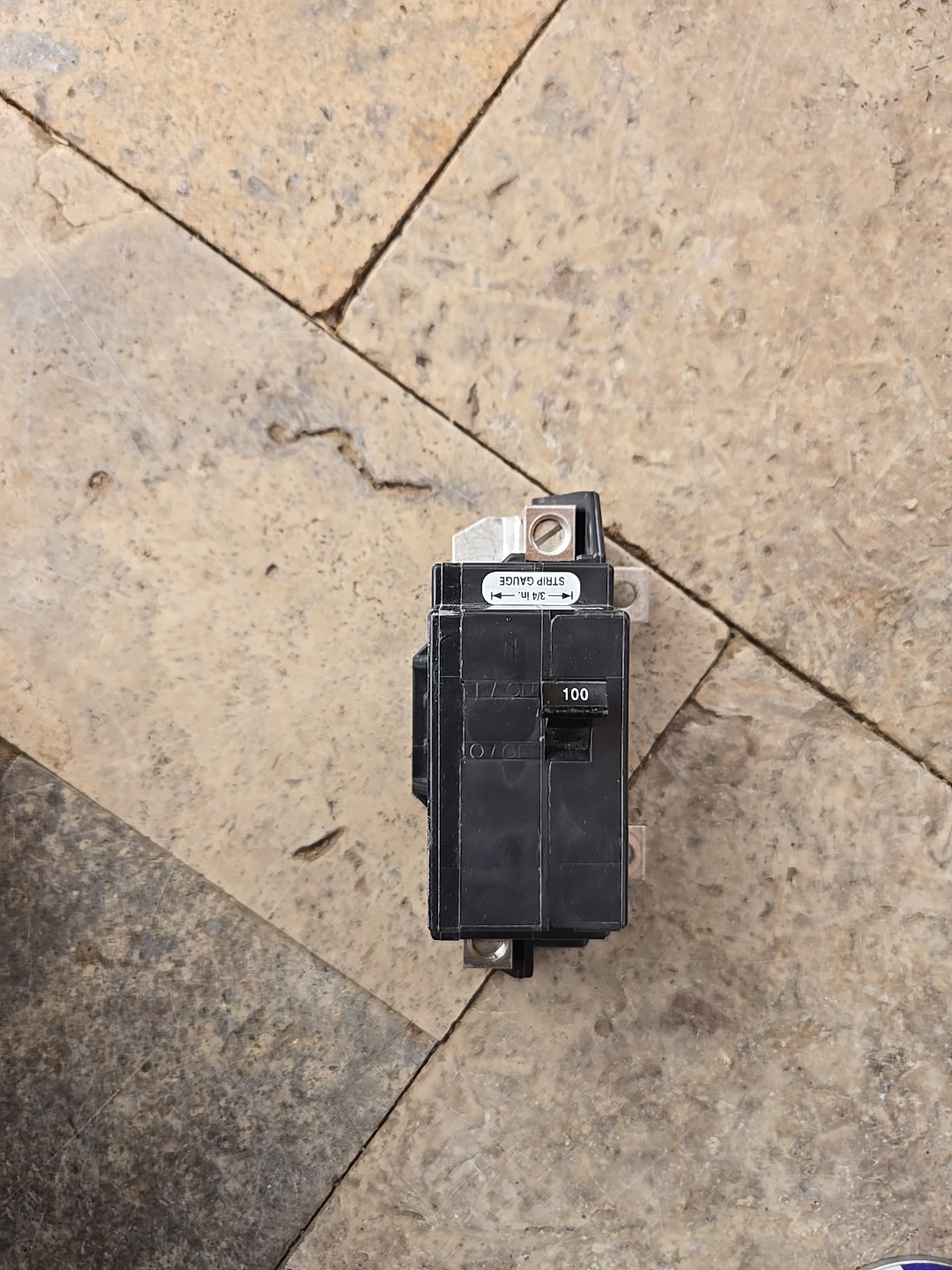 Square D QOM100VH8106 22kA 2Pole 100A 120/240V QOM1 Bolt On Main Circuit Breaker