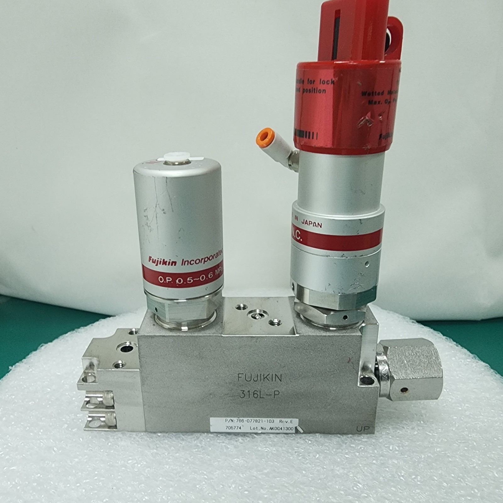 Lam 766-077821-103 Rev E, Fujikin 2×0.5~0.6 MPa Valve Assy,Used,Jp+97211