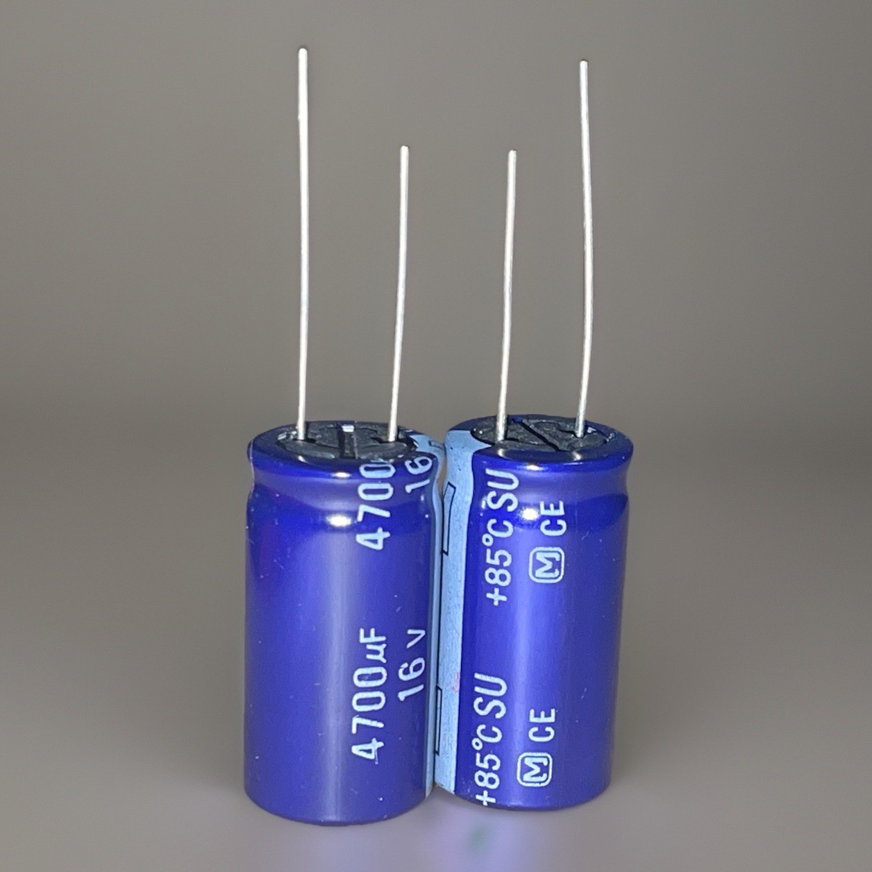 Lot of 2 – 4700uF 16V RM7.5 – Panasonic SU – 40mΩ ECEA1CN472U – 16x32mm – Low ESR