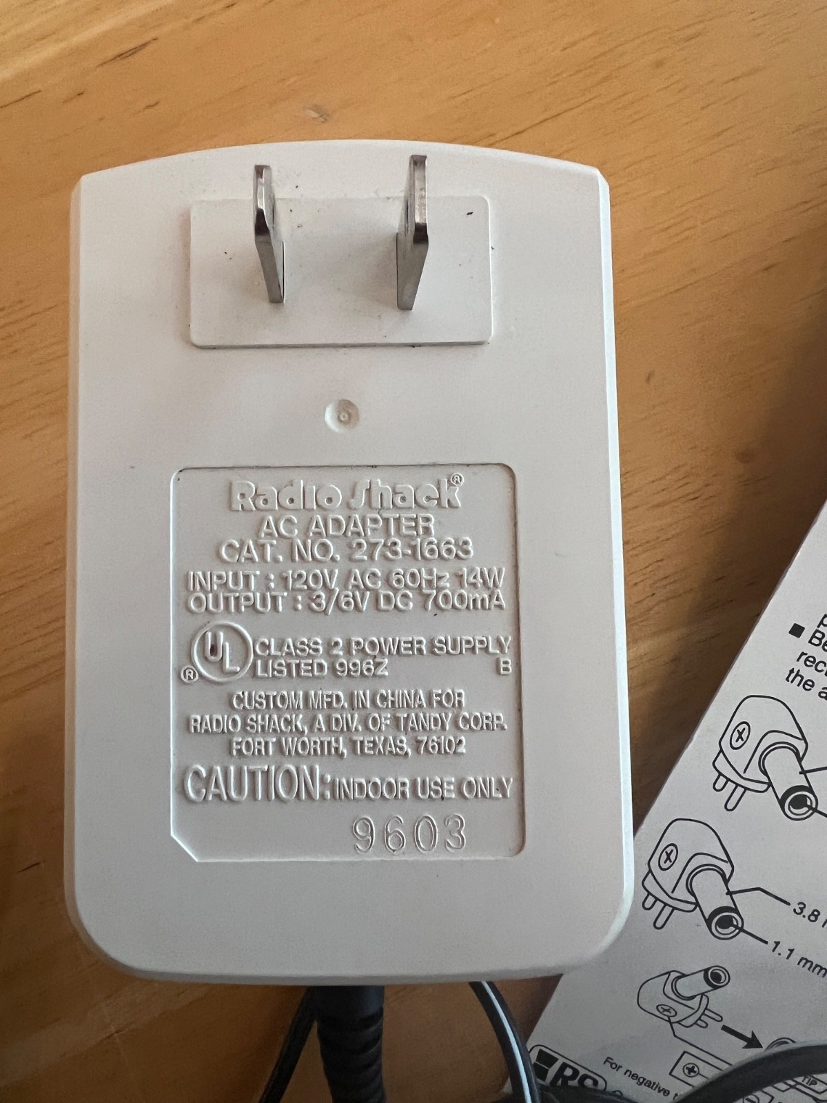 RADIO SHACK VOLTAGE REGULATOR 110 VOLT AC TO 3 OR 6 VOLT DC W/ VARIOUS ADAPTERS