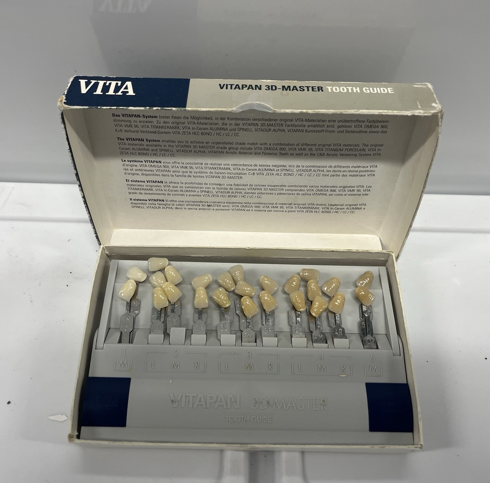VITA Classical Shade Guide A1-D4 with 16 Natural Tooth Colors VITAPAN