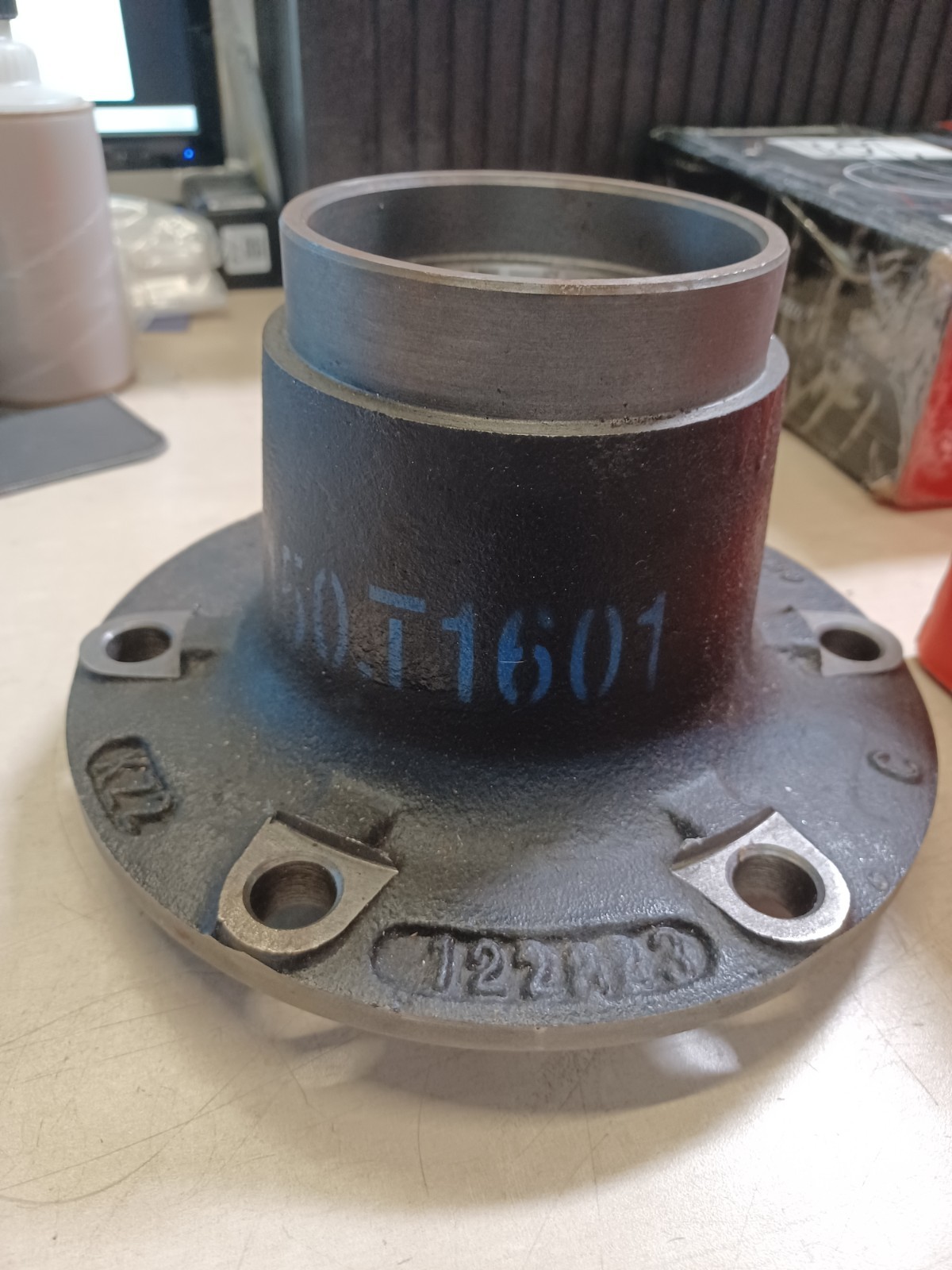 150.T1601 Watson & Chalin 8K Steerable Lift Axle Wheel Hub