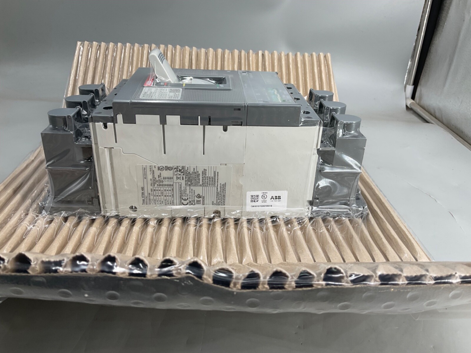 NEW ABB XT5NQ340AFNN000XXX 400 A xt5n 340 Circuit Breaker NEW IN BOX