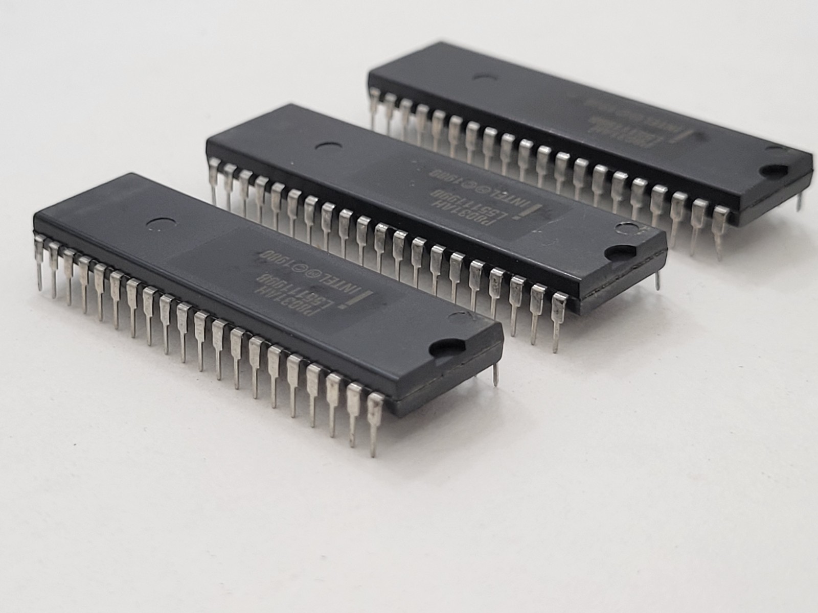 3PC Intel P8031AH Microcontroller 8-Bit 40-Pin 3.5 MHz to 12 MHz DIP40 Socket