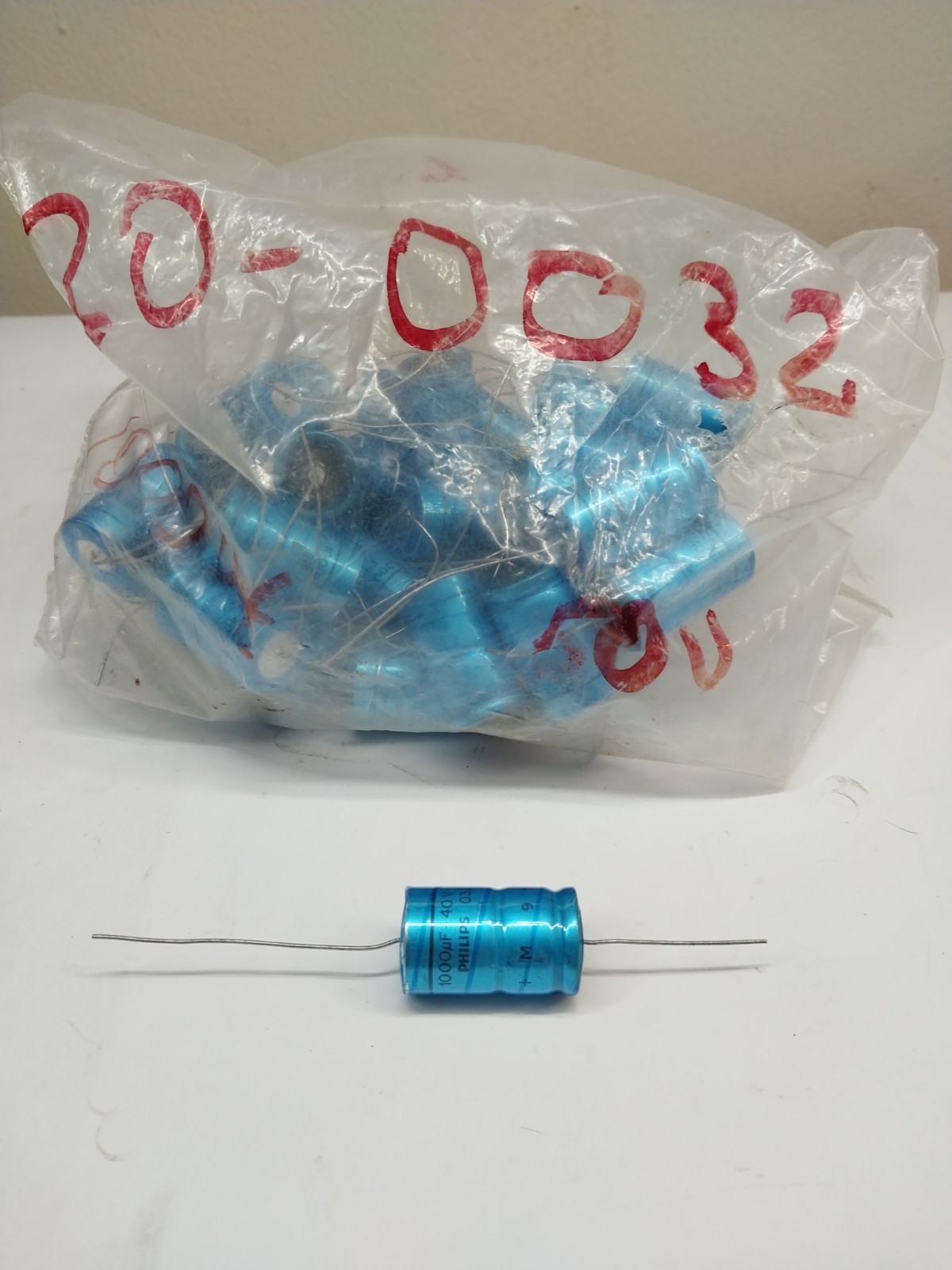 35x 1000uf 40V axial Philips 032 capacitors vintage