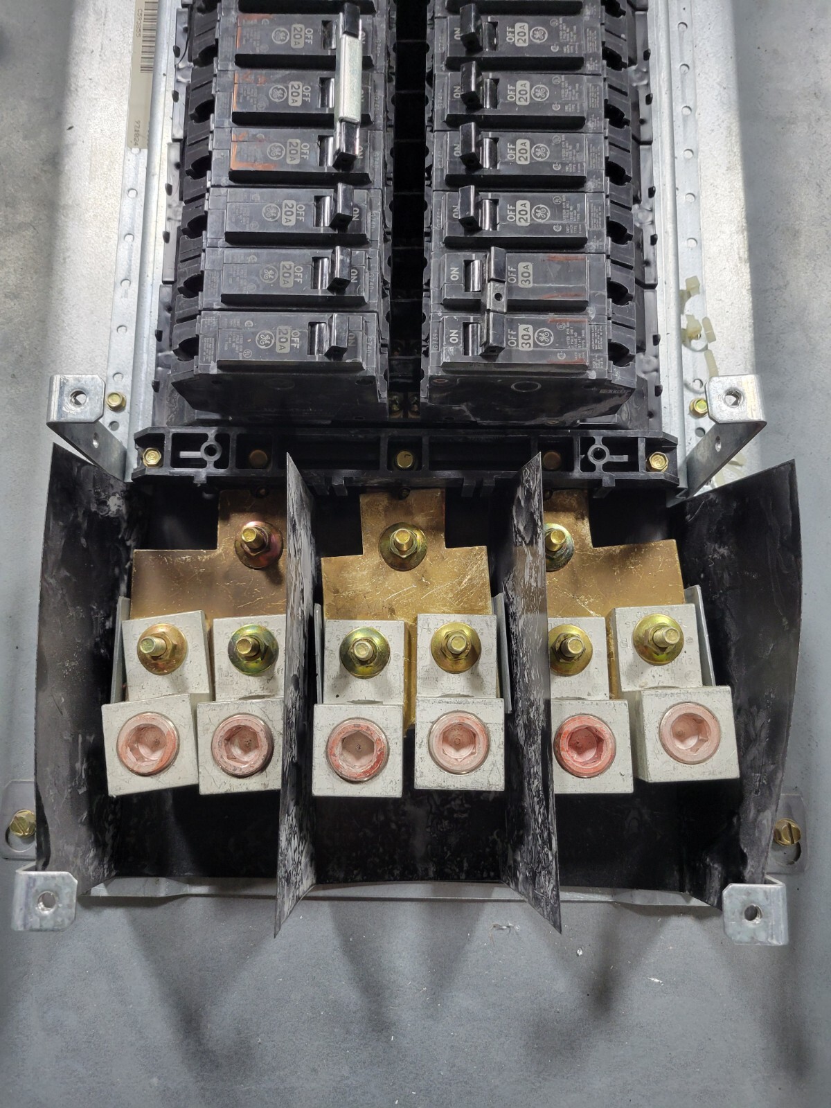 General Electric A-Series Lighting Panelboard 400A 120/208V 3P 3PH 4W 42 Circuit