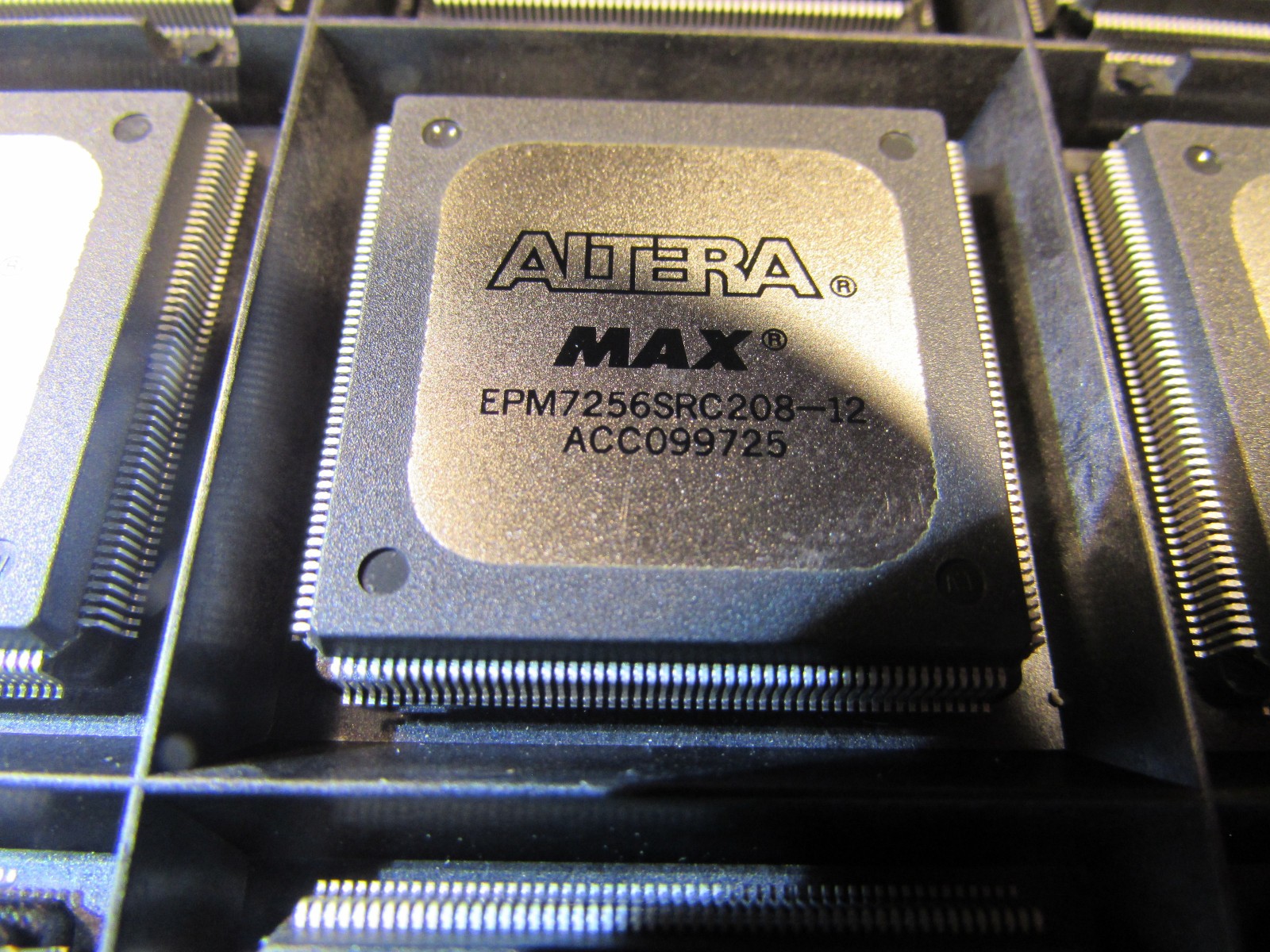 EPM7256SRC208-12 ALTERA CPLD MAX 7000S Family 100MHz 5V 5K Gates 208-Pin 1 PIECE