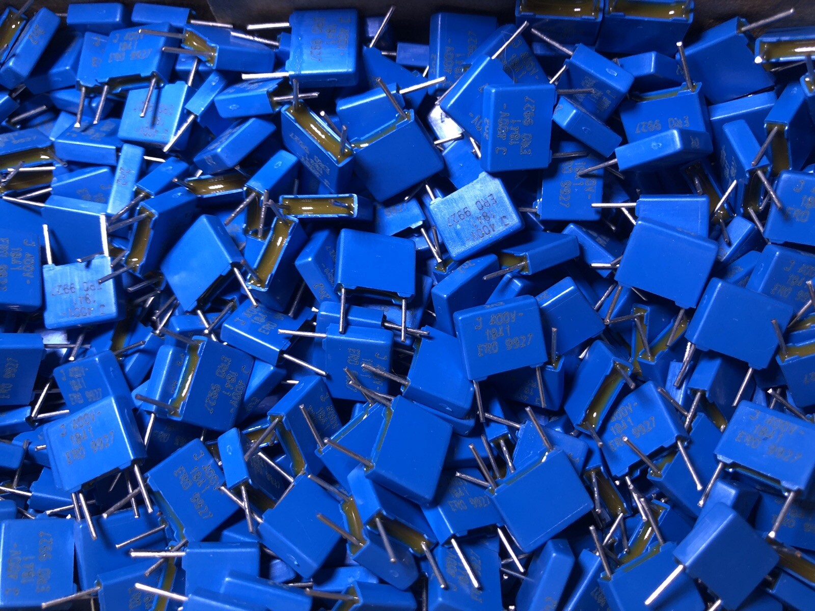 LOT OF 100 – Vishay .0022uf (0.0022uf, 2200pf, 2.2nf) 400v 5% Film Capacitors