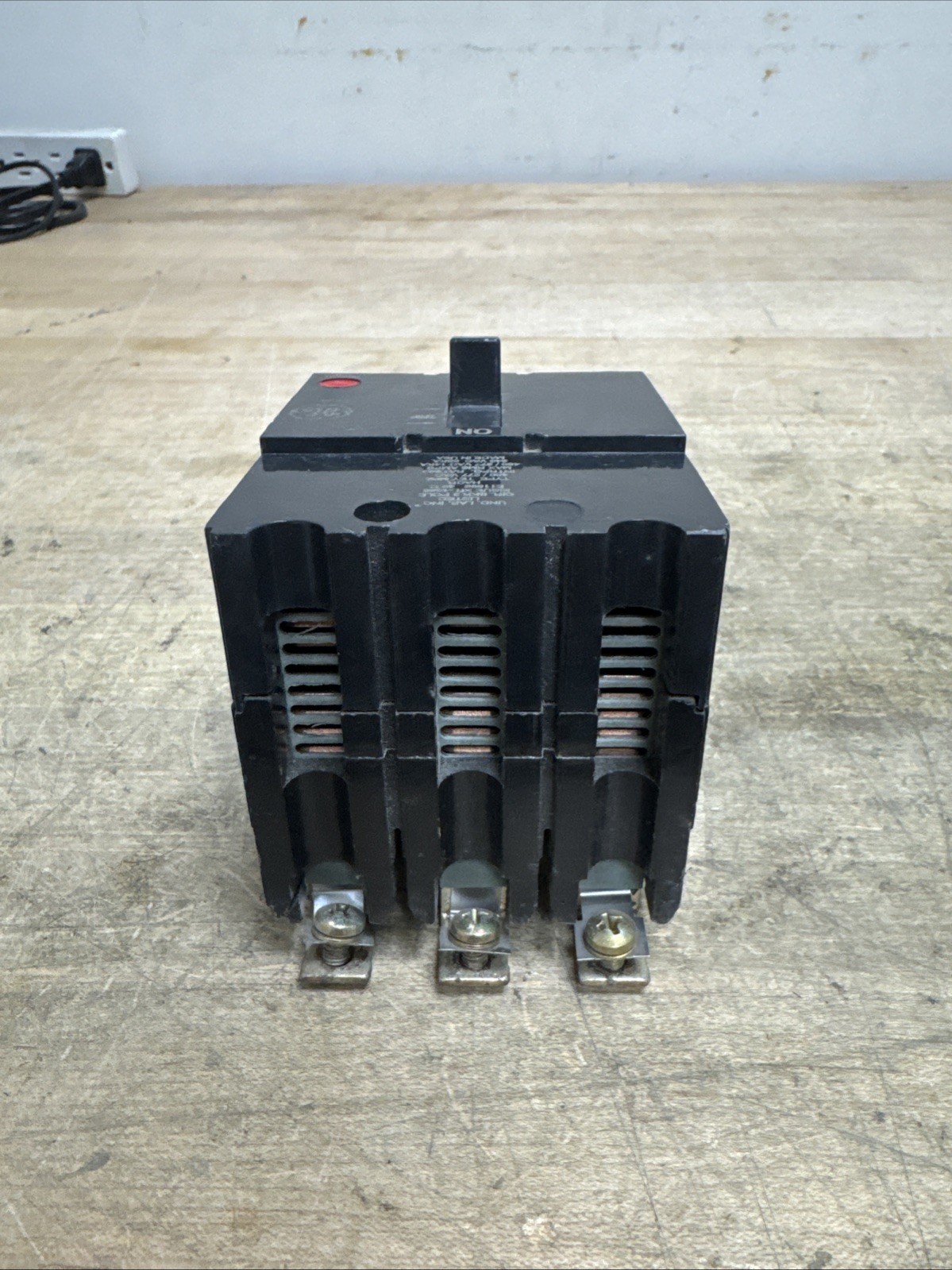 GENERAL ELECTRIC TEY330 TEY 3 POLE 30 AMP 480v CIRCUIT BREAKER
