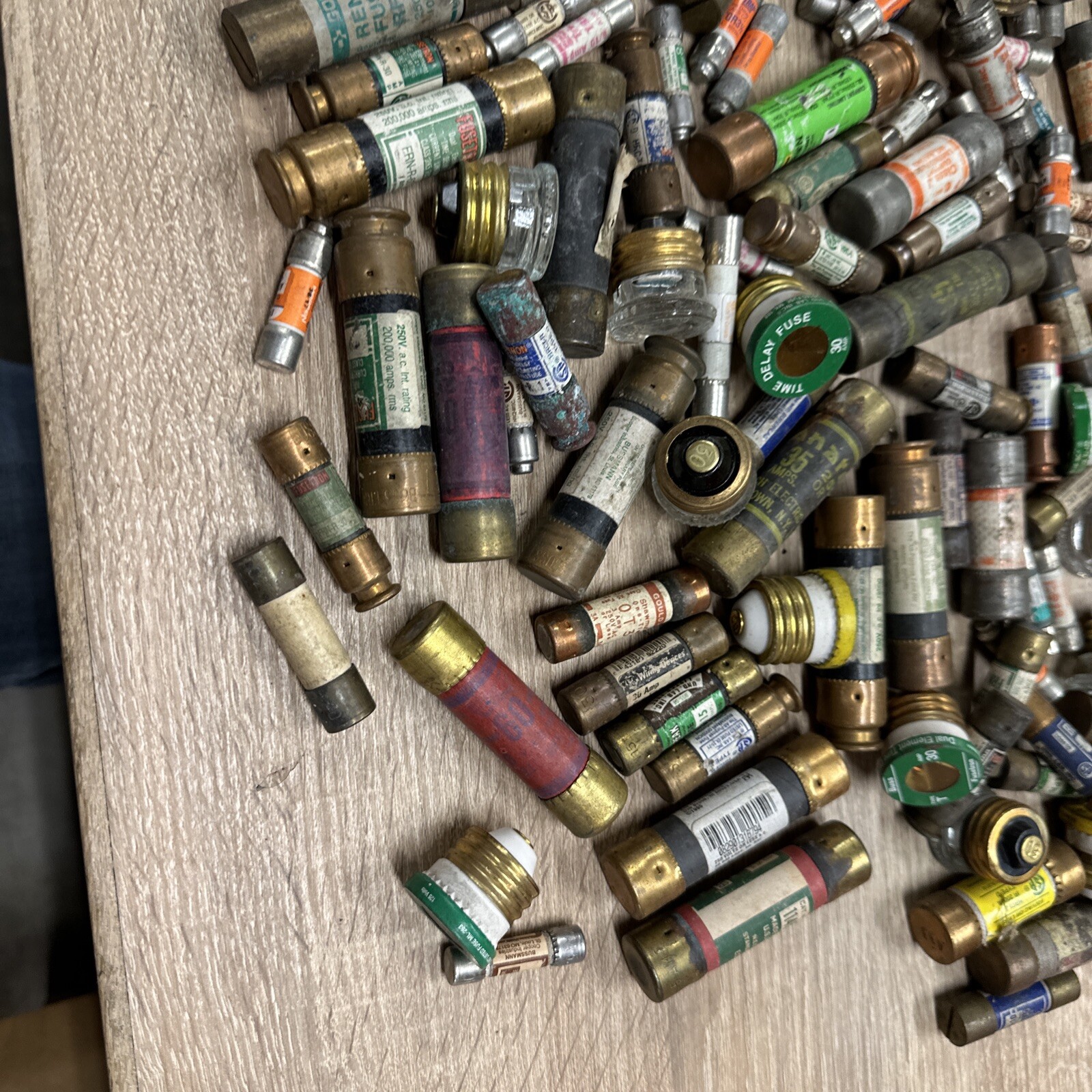 200 Random Mixed Fuses Lot Of 200