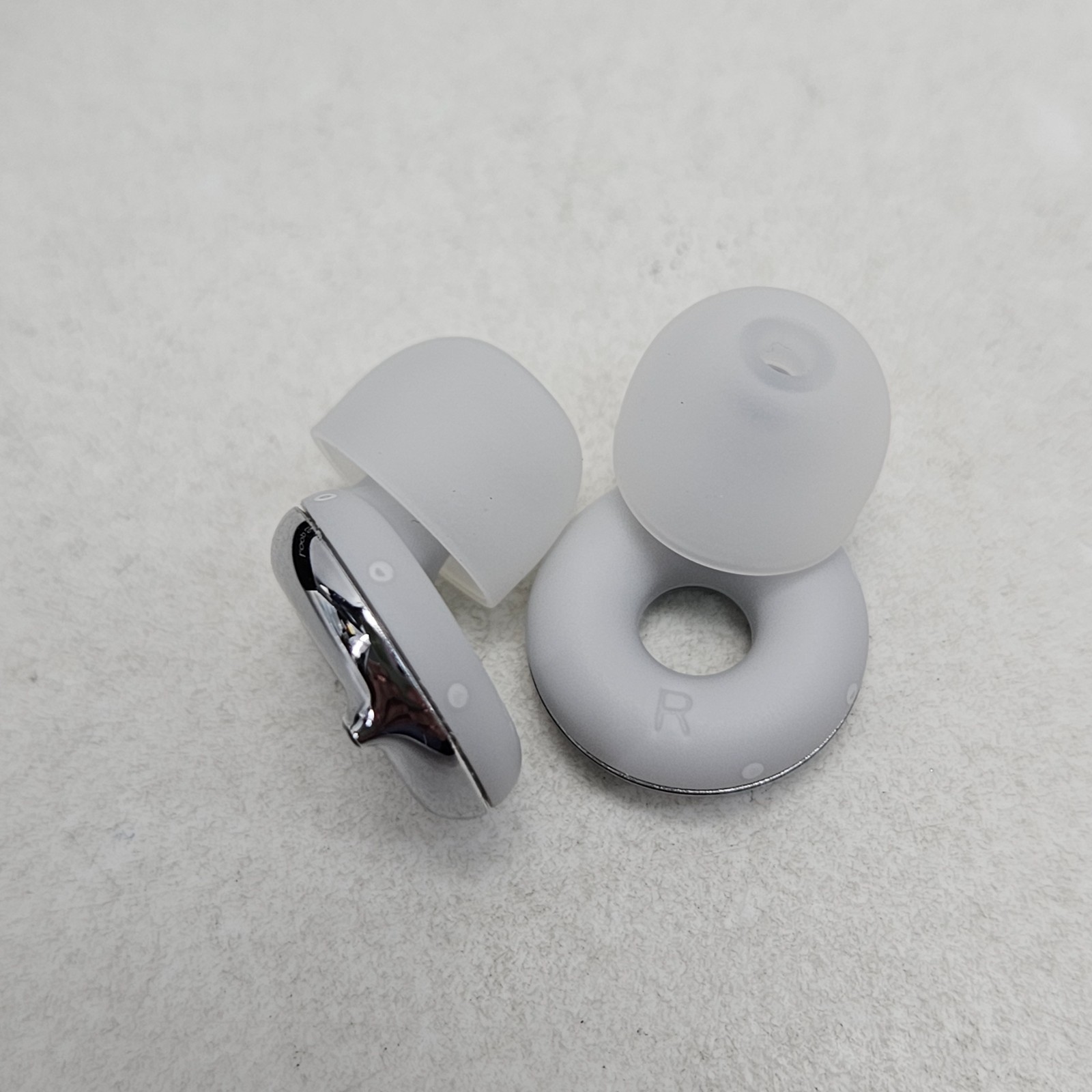 Loop Switch 2 Adjustable Ear Plugs 3 Noise Relief Modes 20-26 dB (SNR) Reduction