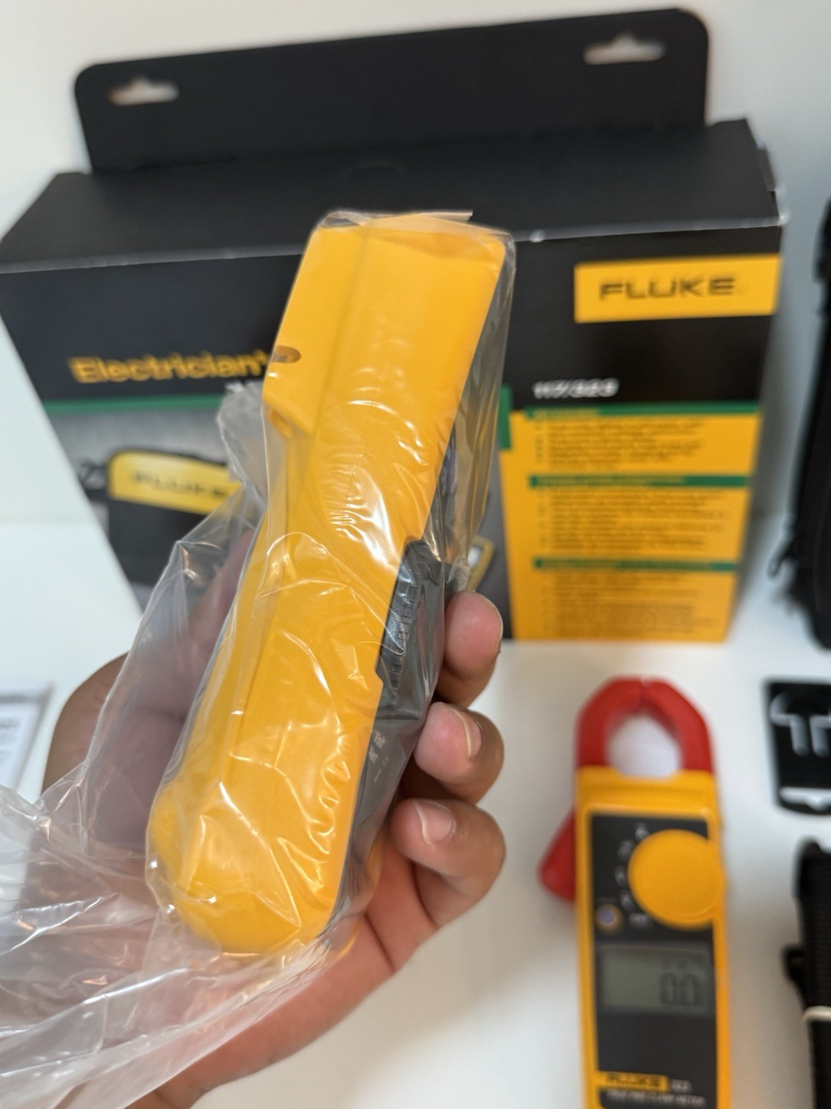FLUKE 117/323KIT ELECTRICIANS COMBO KIT (NEW) SHIPS FAST MFD-2026