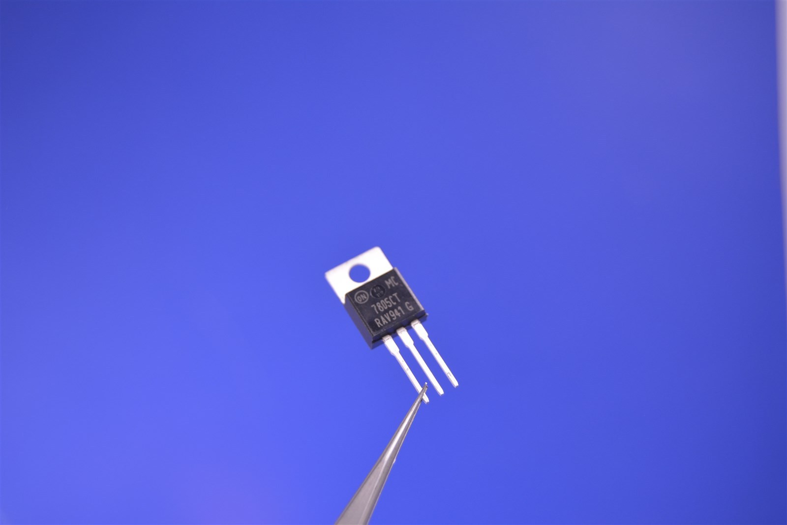 50 On Semiconductor LM7805 Linear Voltage Regulators 5V 2.2A High-End Device