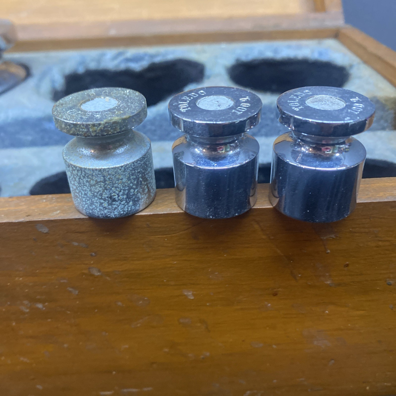 Mettler Toledo Weight Set Of (2)5kg (1)2Kg (1)1 Kg (3)100G In Wooden Box