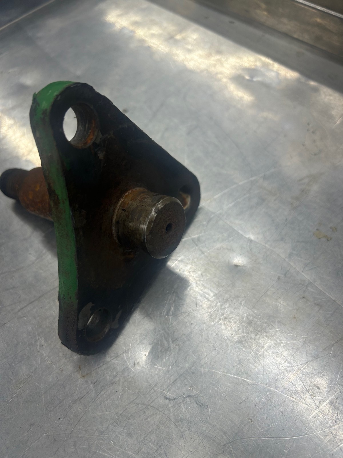 R141682 John Deere 5045e lift arm support
