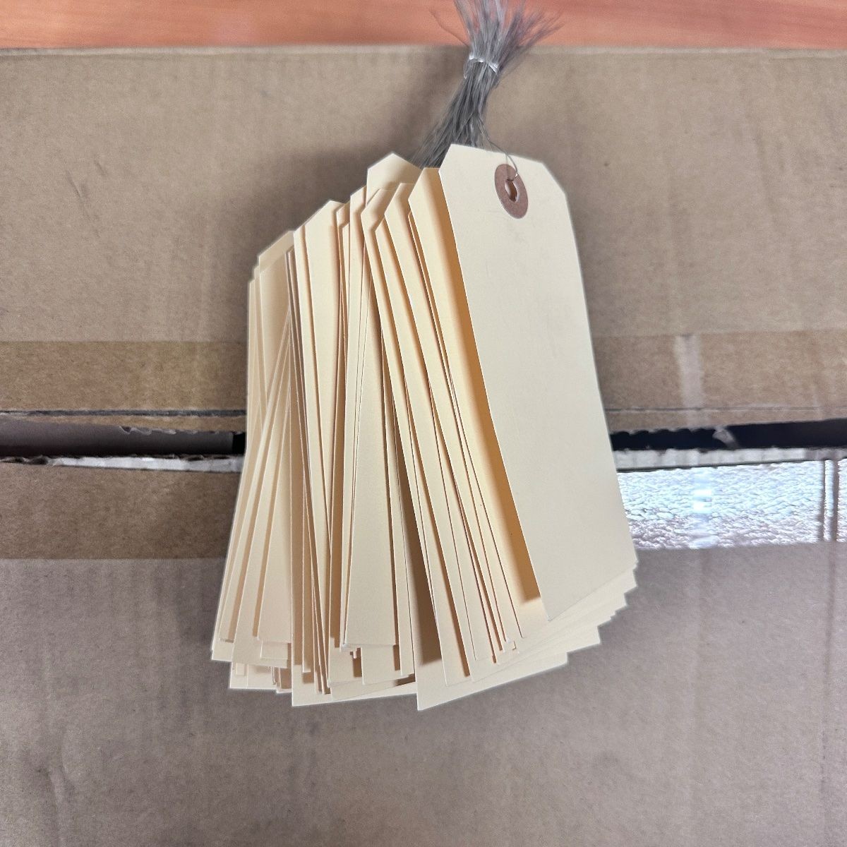 Manila Shipping Tags Pre-Wired 4.75″ x 2.375″ 13 Pt – Box of 900 Tags