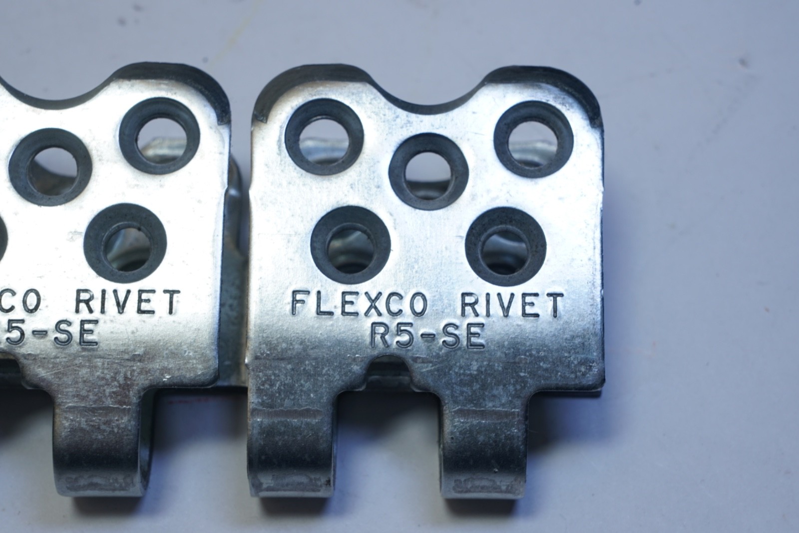 New Flexco Rivet R5-SE Scalloped Edge Hinged Fastener Strip 33-3/4″ Length