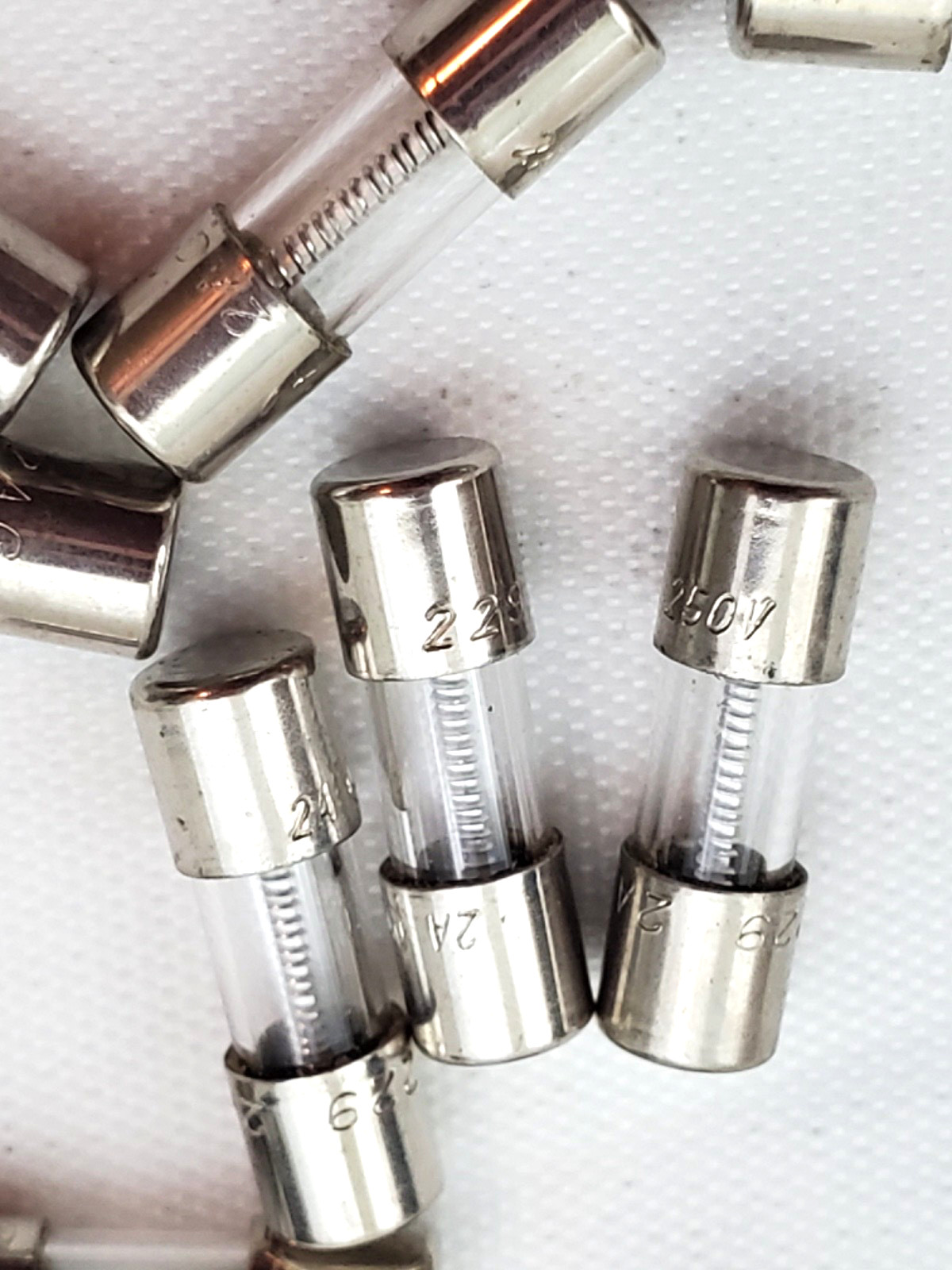 Lot of 10 Littelfuse 2AG 250 Volt 2 Amp Slow Blow 5 x 15 mm Glass Fuses 229002