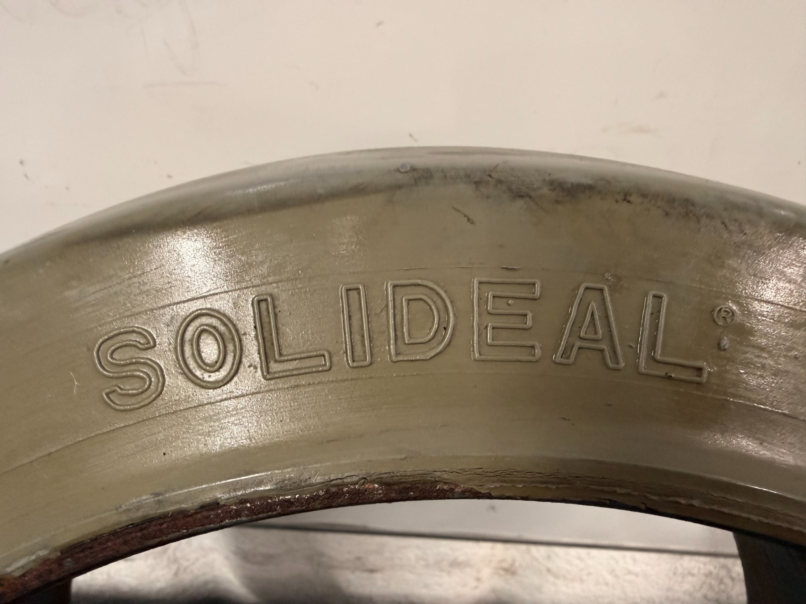 Solideal Smooth Press-On Solid 21 X 8 X 15 (21×8-15) (533/203-381) Forklift Tire
