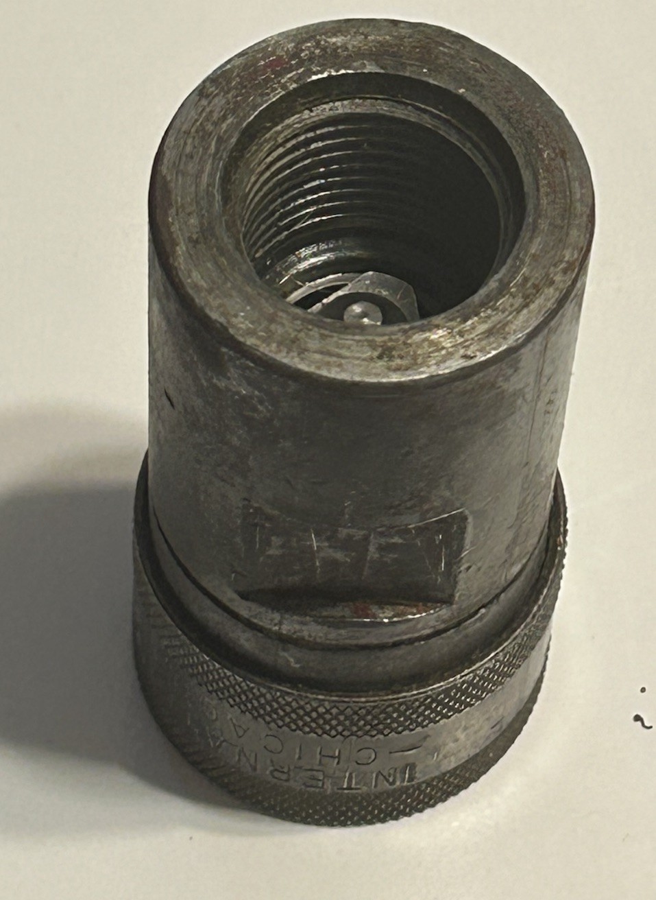 A Used Hydraulic 7/8″ Female Poppet Coupler For IH Tractors and Equipment
