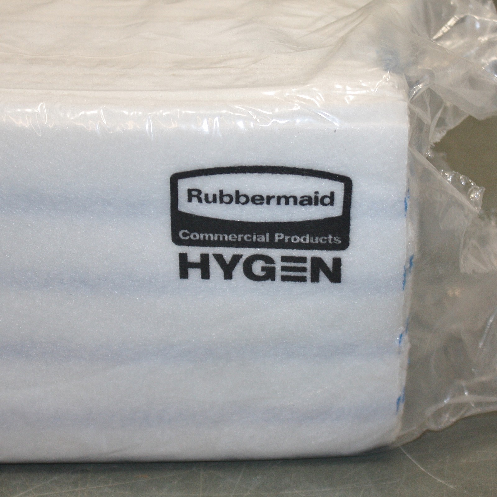 (150) Rubbermaid Hygen Antimicrobial Dry Mop Pad 2134282, Microfiber, 18″ x 5″