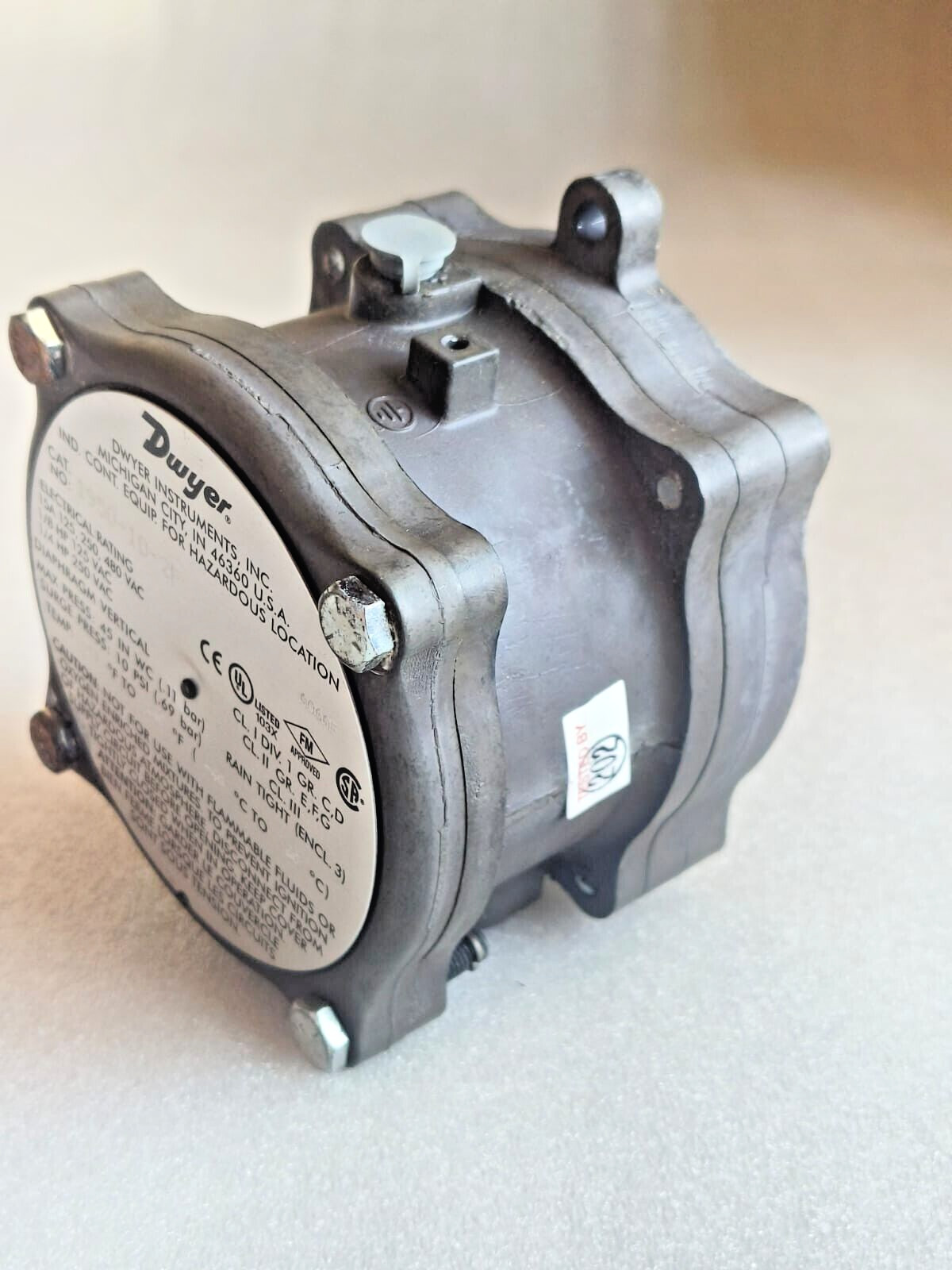 DWYER 1950-10-2F EXPLOSION PROOF DIFFRENTIAL PRESSURE SWITCH NEW# FREE SHIPPING.