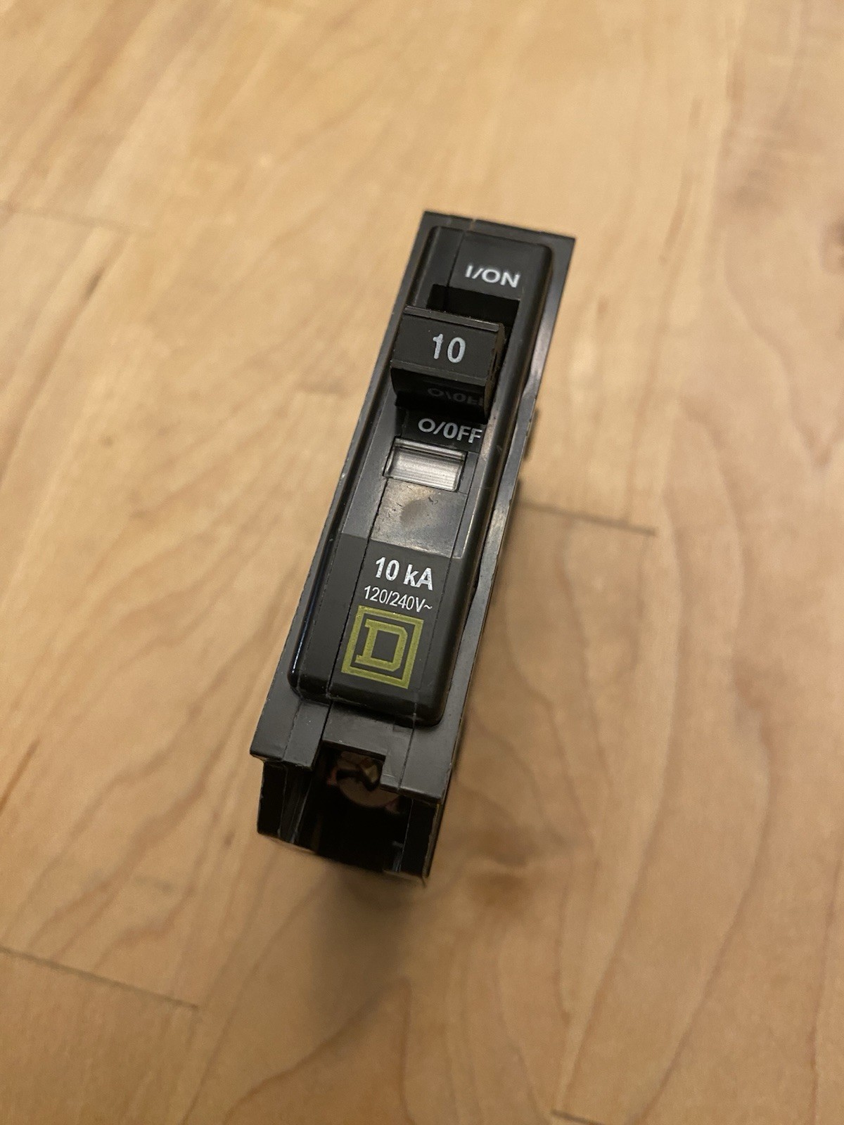 Square D QOB110 Circuit Breaker 1 Pole 10 Amp Type QOB Bolt-On