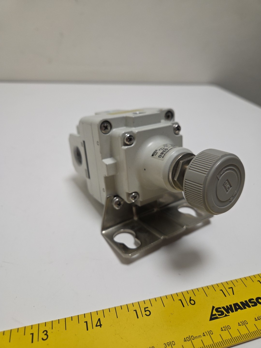SMC IR3020-03BG Precision Air Regulator w/ Gauge & Bracket 0.01-0.8MPa