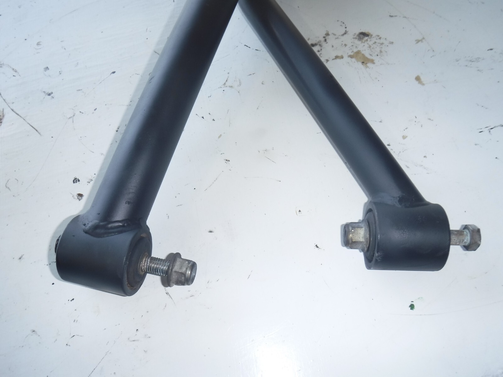 GENUINE JOHN DEERE FRONT RIGHT LOWER ARM FOR MULTIPLE GATORS PART# AM141133