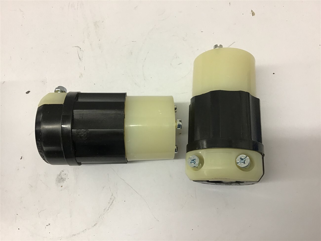 Leviton 2313 20 Amp 125 Volt Connector locking 2 Pole Lot Of 2