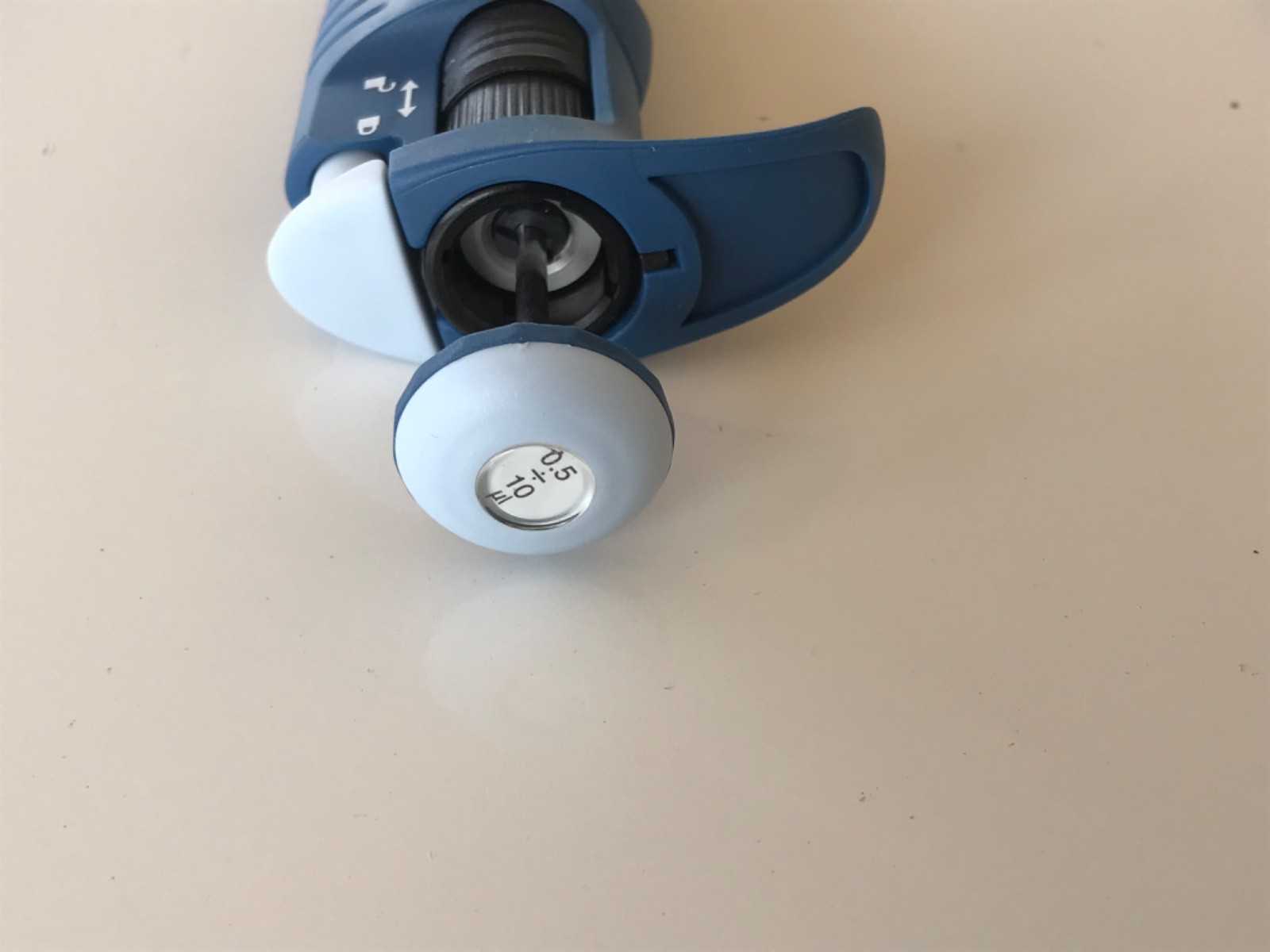 VWR Ultra High Performance Ergonomic 0.5-10 uL Pipette