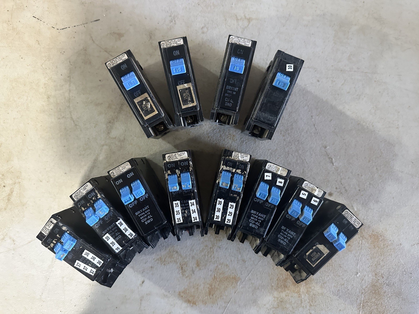 LOT OF 12* Bryant BD1515 & BR115 15 Amp 1-Pole & Tandem Circuit Breaker