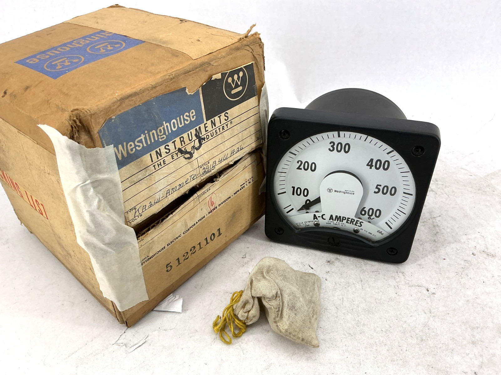 New Westinghouse 291B461A26 Analog Panel Meter Type KA-241 0-600Amps 25-200CY/HZ