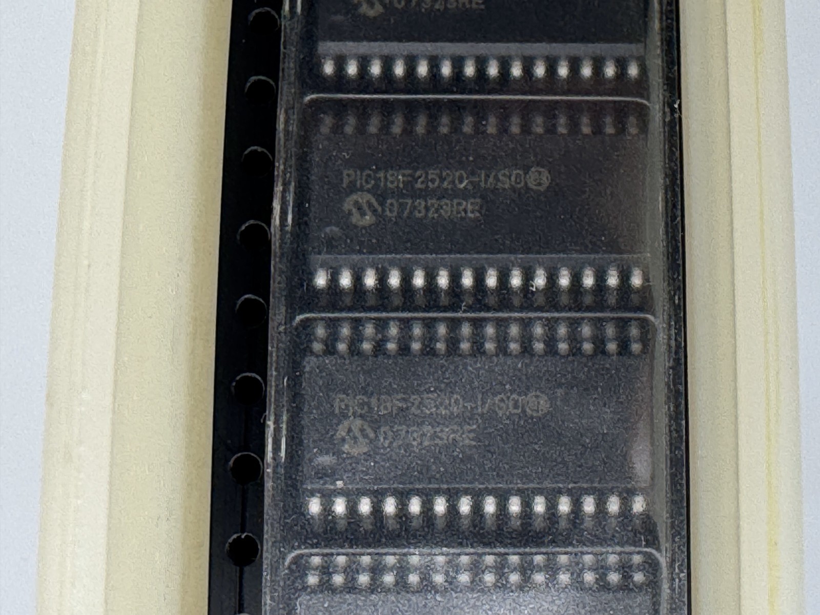LOT OF 1600 PIC18F2520T-I/SO MICROCHIP MCU 8-bit RISC 32KB Flash WSOIC-28 DC:07+