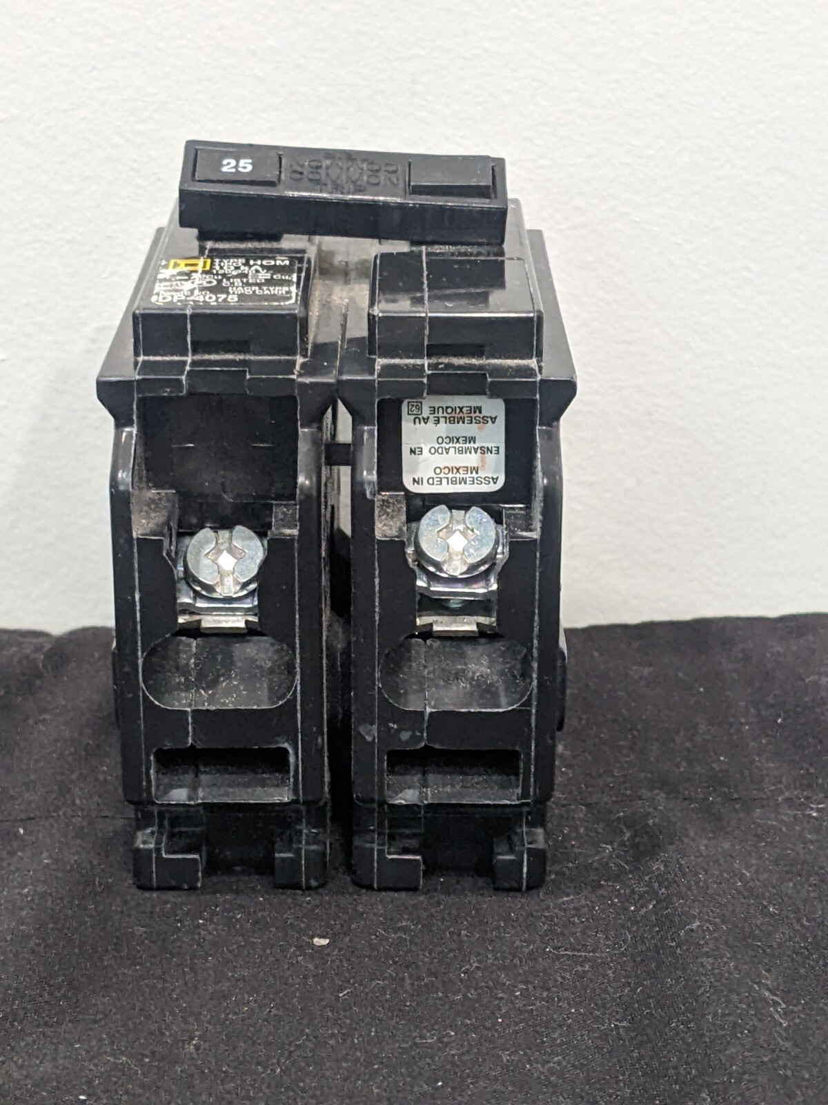 Square D – HOM225 – 2-Pole 25 Amp Circuit Breaker Type HOM 120/240V DP-4075