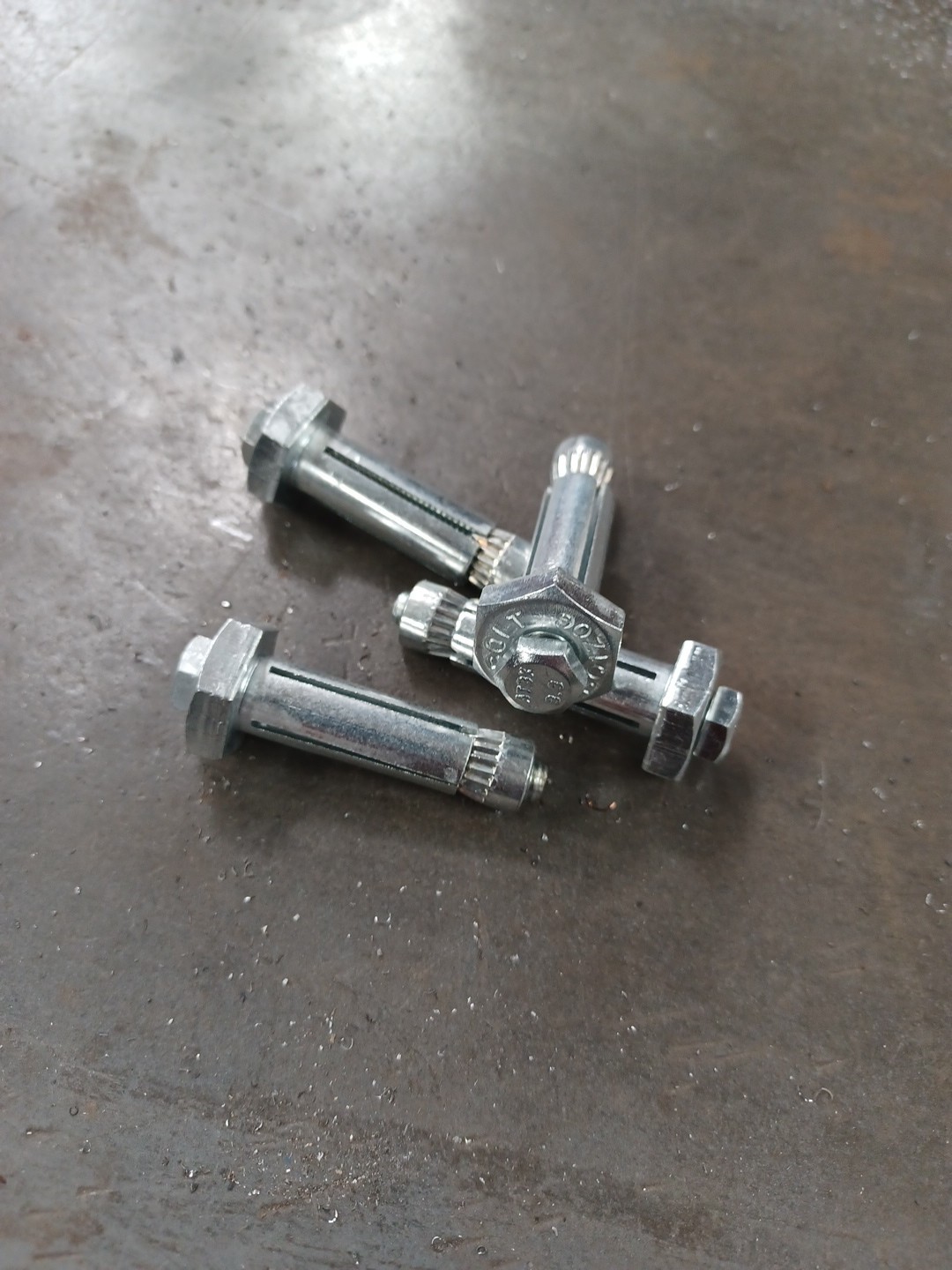 (Lot of 4) 1/4″ BoxBolt® Expansion Anchors, 1-3/4″ Screw Length, 7/16″ Hole Diam