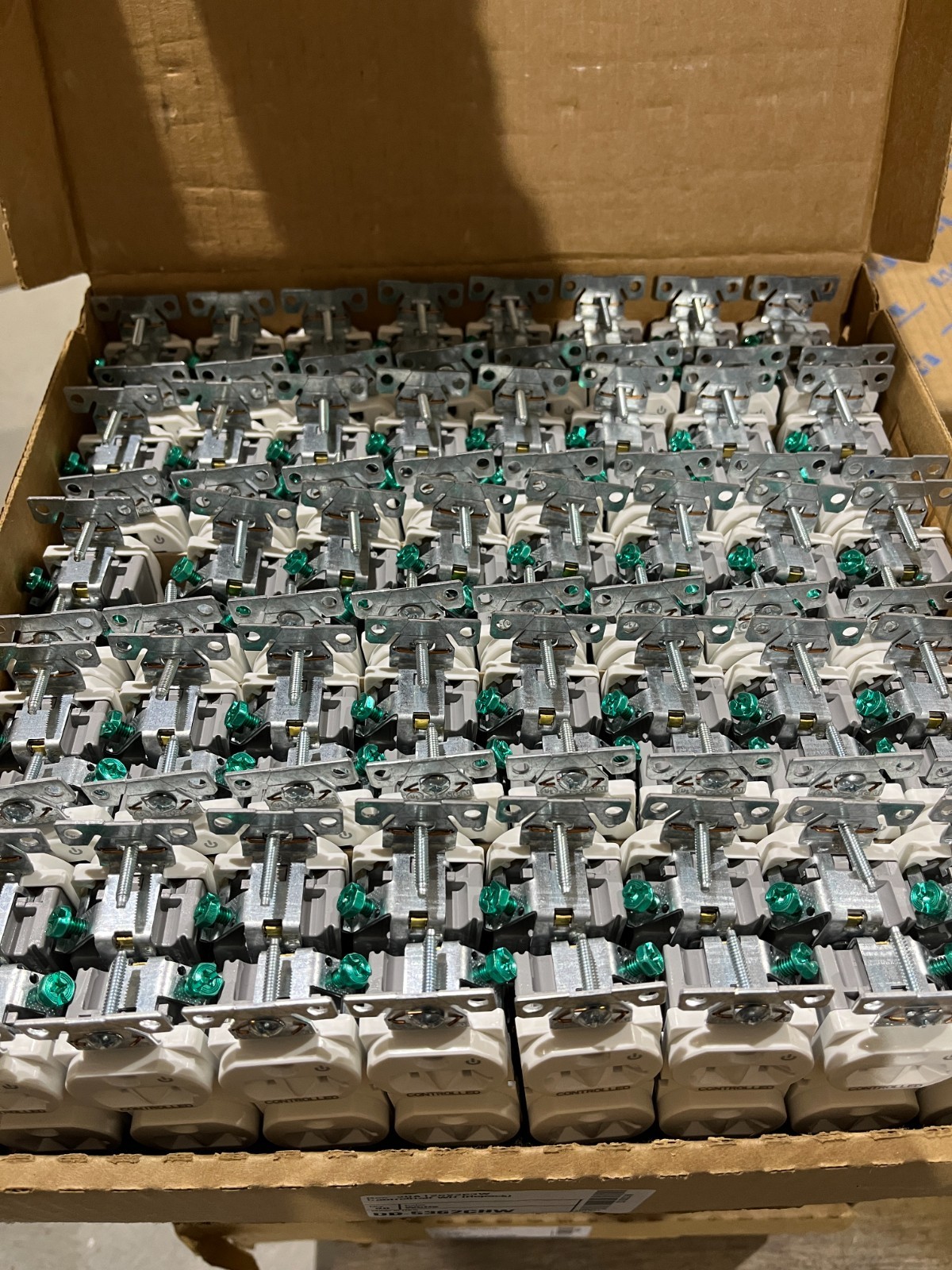 Lot of 10 Eaton 5362CHW HALF-CONTROLLED DUPLEX RECEPTACLE 20A 125V WHITE