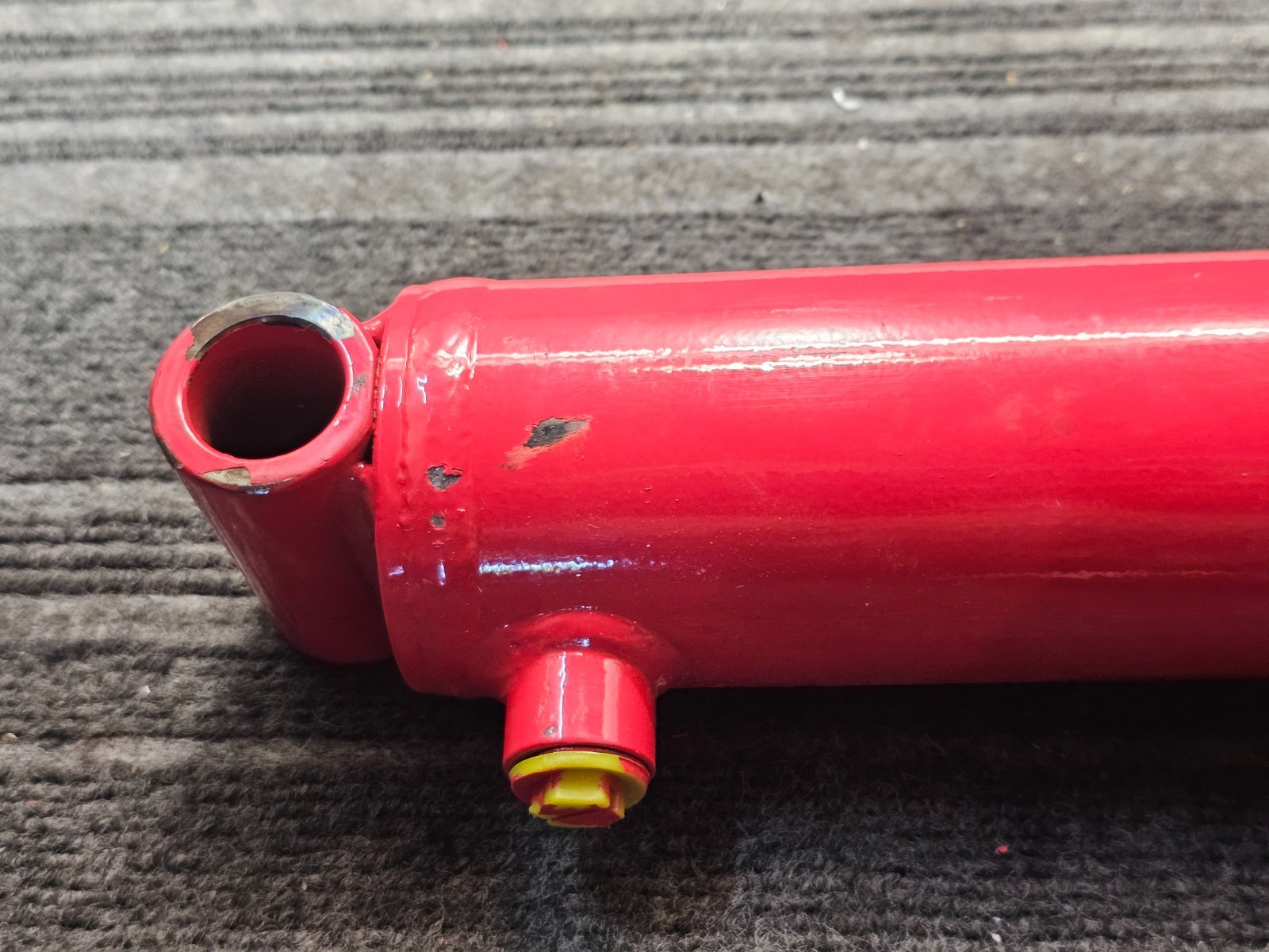 Hydraulic Welded Cylinder 2.89″ OD x 22″ Retracted Length x 1.26″ Rod