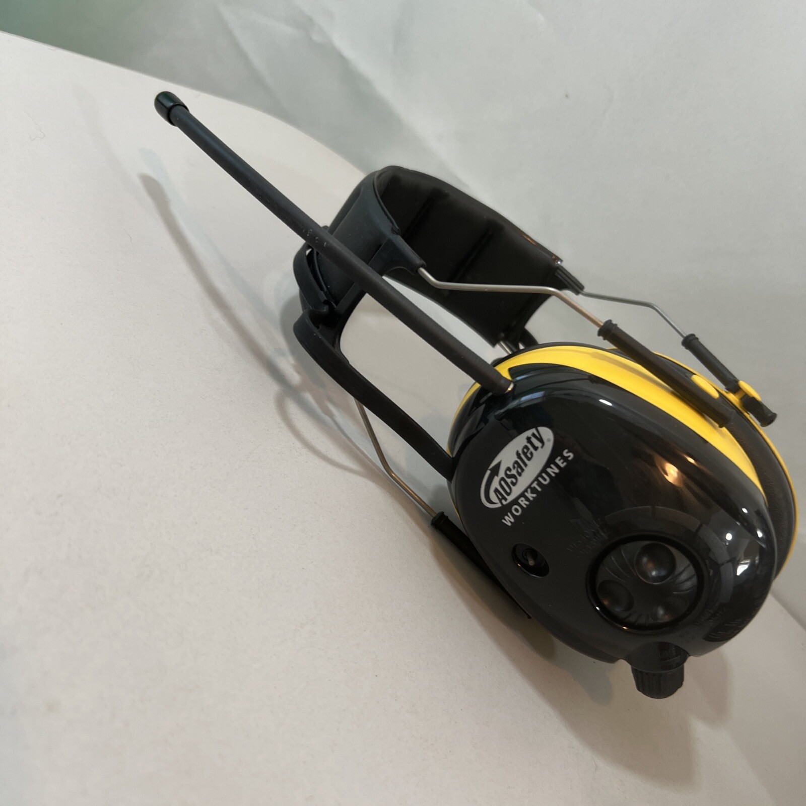 Peltor AO Safety Work Tunes AM/FM Headphones HRX52A Worktunes Mowing Yard work