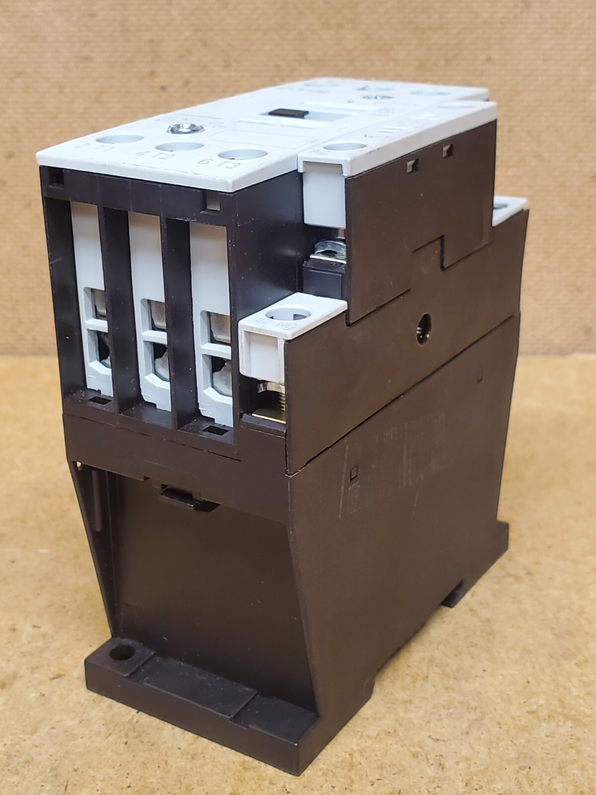 Eaton DIL M25-01 XTCE025C01 w/ Auxiliary Contact Module 24-27VDC – NEW