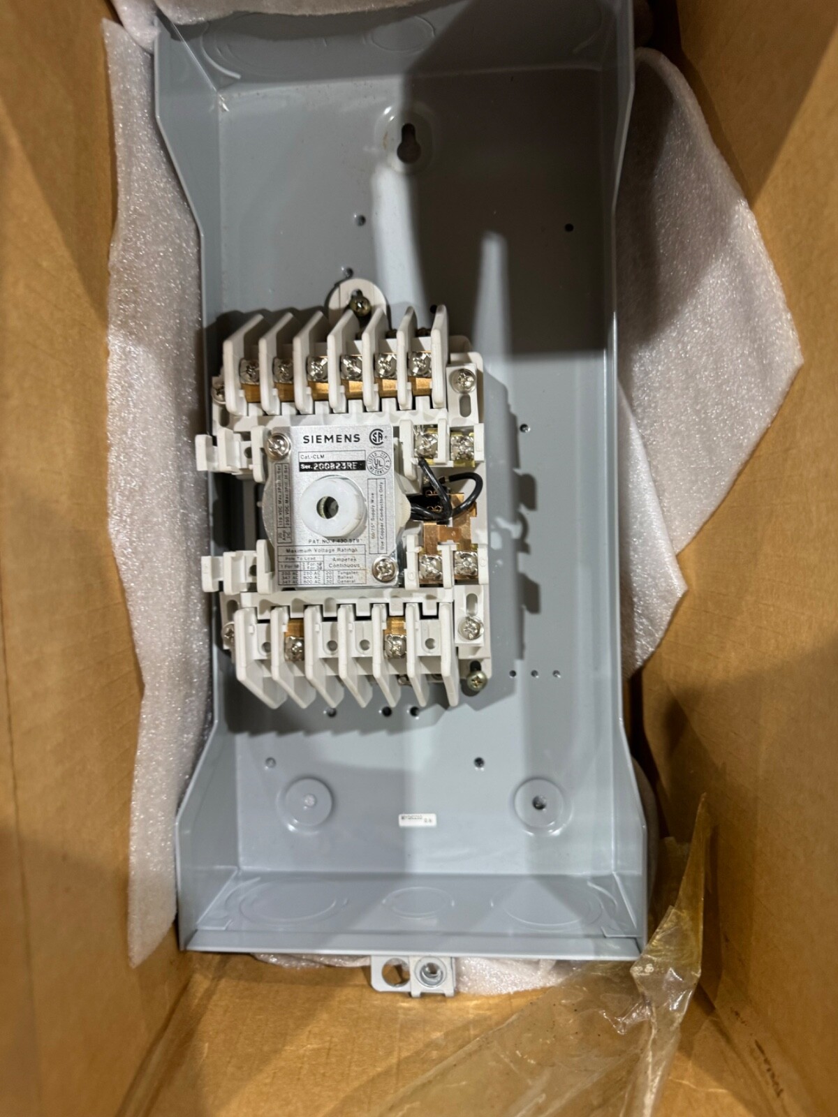 SIEMENS 120V COIL 2 Pole Lighting Contactor ELECTRICALLY HELD Enclosure 20 Amp